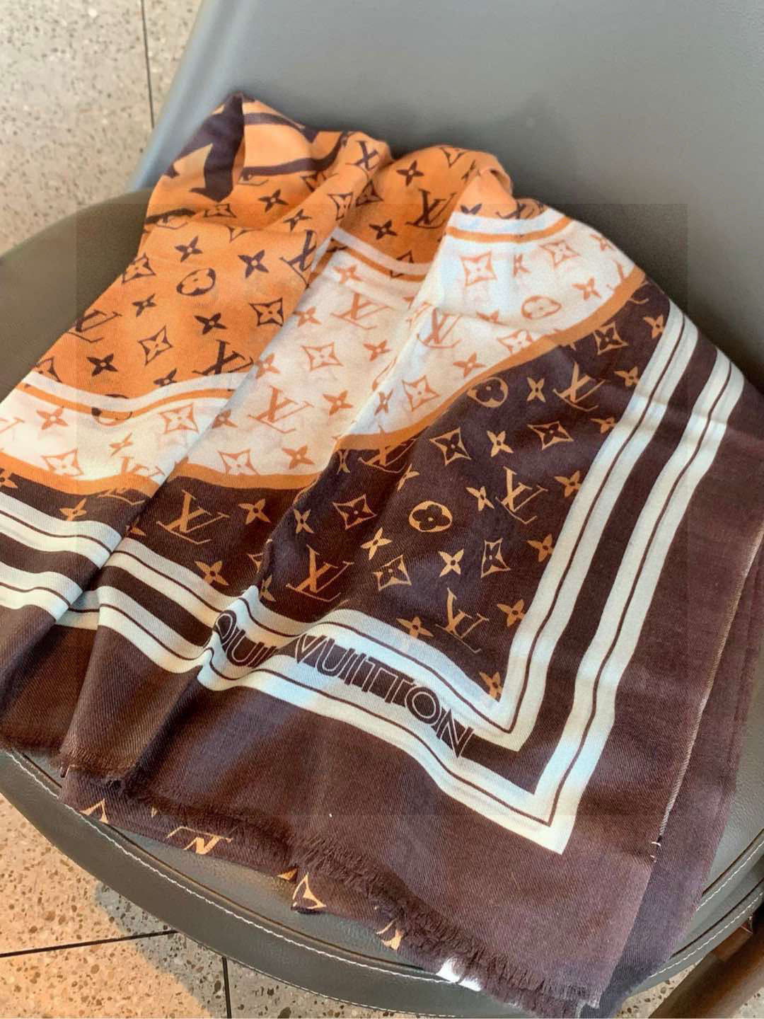 P190 又时髦又百搭!LV新款老花长巾】提升气质和品味的好单品!!四季必备!!真的无敌实用!!Lv难得的羊绒长巾,!!面料手感真的很好,简单一试,就知道是自己想要的,轻松驾驭非常时髦好搭,特别好看,有调调,秋冬天跟什么上衣都能搭,T恤,衬衫,羽绒,马甲,风衣都能搭!!!有它的衬托,品味和气质立马就出来了,真的是超级实用的一款围巾,完全不挑年龄气质!尺寸规格:100*200cm羊绒长巾