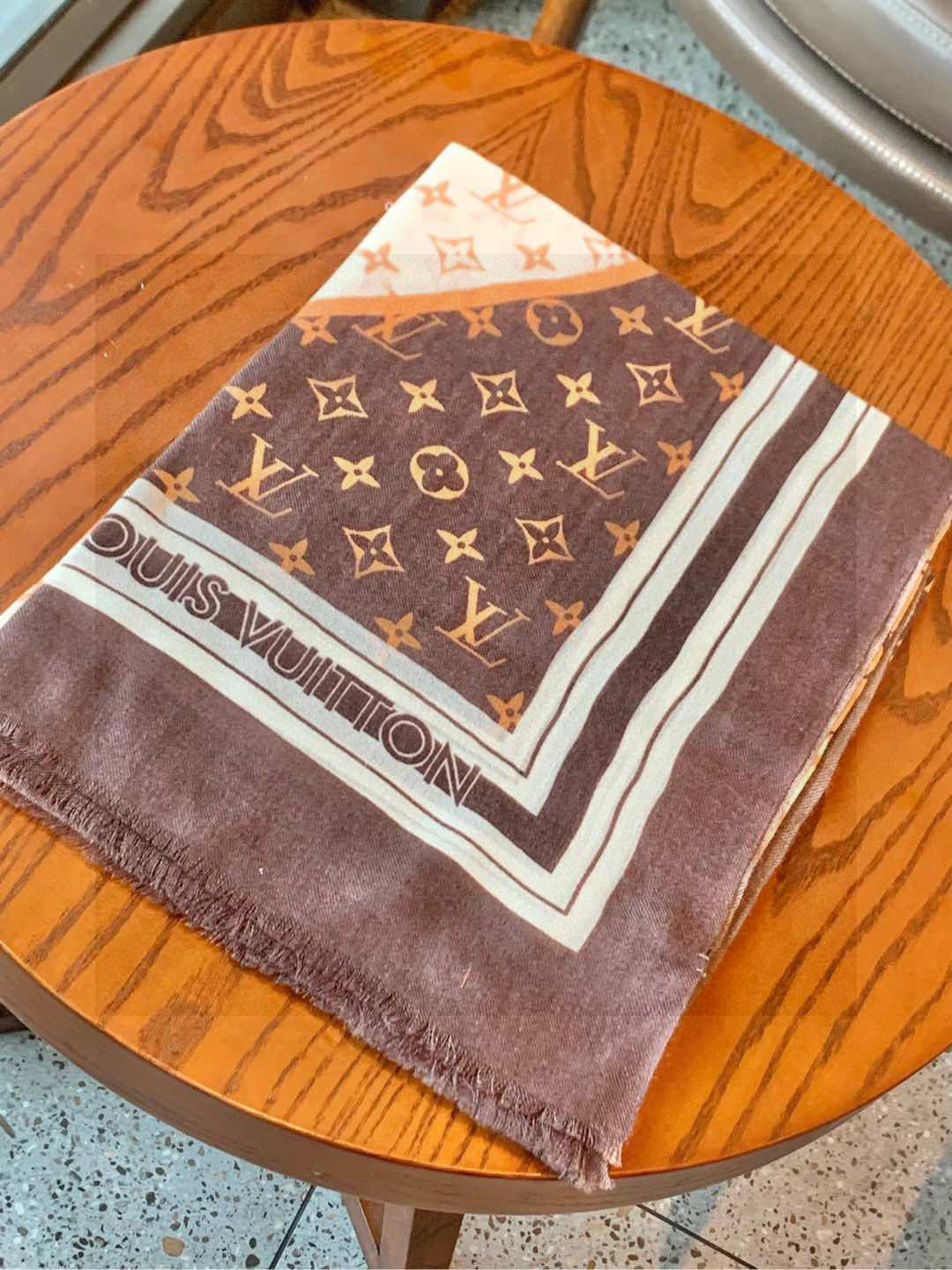 P190 又时髦又百搭!LV新款老花长巾】提升气质和品味的好单品!!四季必备!!真的无敌实用!!Lv难得的羊绒长巾,!!面料手感真的很好,简单一试,就知道是自己想要的,轻松驾驭非常时髦好搭,特别好看,有调调,秋冬天跟什么上衣都能搭,T恤,衬衫,羽绒,马甲,风衣都能搭!!!有它的衬托,品味和气质立马就出来了,真的是超级实用的一款围巾,完全不挑年龄气质!尺寸规格:100*200cm羊绒长巾