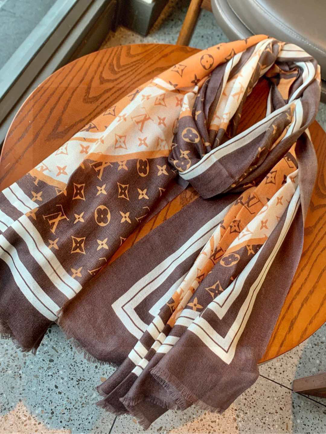 P190 又时髦又百搭!LV新款老花长巾】提升气质和品味的好单品!!四季必备!!真的无敌实用!!Lv难得的羊绒长巾,!!面料手感真的很好,简单一试,就知道是自己想要的,轻松驾驭非常时髦好搭,特别好看,有调调,秋冬天跟什么上衣都能搭,T恤,衬衫,羽绒,马甲,风衣都能搭!!!有它的衬托,品味和气质立马就出来了,真的是超级实用的一款围巾,完全不挑年龄气质!尺寸规格:100*200cm羊绒长巾