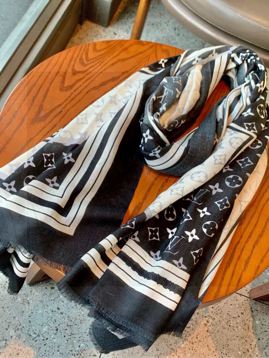 P190 又时髦又百搭!LV新款老花长巾】提升气质和品味的好单品!!四季必备!!真的无敌实用!!Lv难得的羊绒长巾,!!面料手感真的很好,简单一试,就知道是自己想要的,轻松驾驭非常时髦好搭,特别好看,有调调,秋冬天跟什么上衣都能搭,T恤,衬衫,羽绒,马甲,风衣都能搭!!!有它的衬托,品味和气质立马就出来了,真的是超级实用的一款围巾,完全不挑年龄气质!尺寸规格:100*200cm羊绒长巾