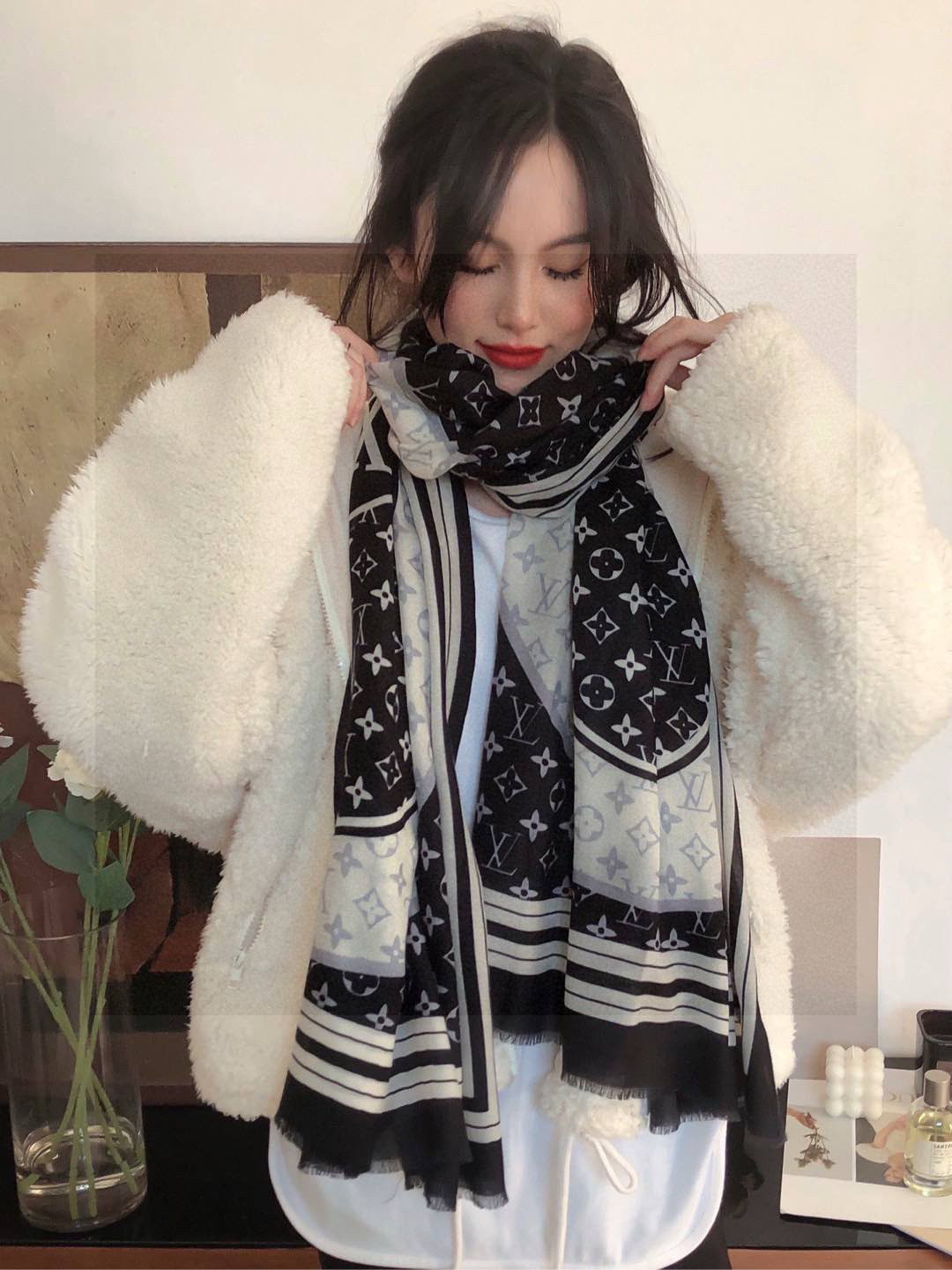 P190 又时髦又百搭!LV新款老花长巾】提升气质和品味的好单品!!四季必备!!真的无敌实用!!Lv难得的羊绒长巾,!!面料手感真的很好,简单一试,就知道是自己想要的,轻松驾驭非常时髦好搭,特别好看,有调调,秋冬天跟什么上衣都能搭,T恤,衬衫,羽绒,马甲,风衣都能搭!!!有它的衬托,品味和气质立马就出来了,真的是超级实用的一款围巾,完全不挑年龄气质!尺寸规格:100*200cm羊绒长巾