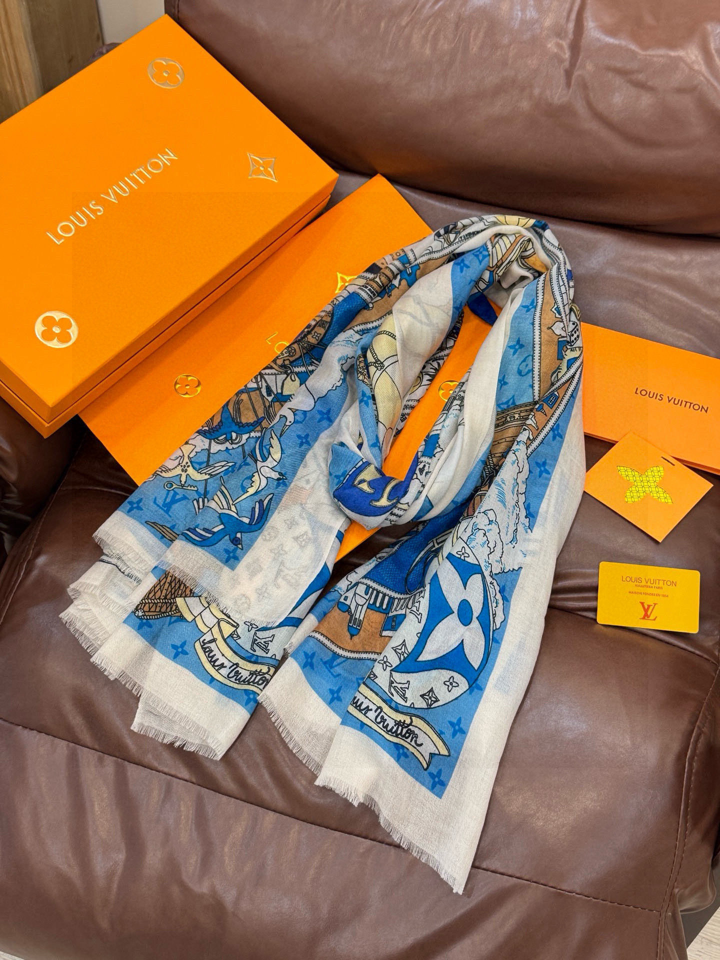 P195 又时髦又百搭!LV新款老花长巾】提升气质和品味的好单品!!四季必备!!真的无敌实用!!Lv难得的羊绒长巾,!!面料手感真的很好,简单一试,就知道是自己想要的,轻松驾驭非常时髦好搭,特别好看,有调调,秋冬天跟什么上衣都能搭,T恤,衬衫,羽绒,马甲,风衣都能搭!!!有它的衬托,品味和气质立马就出来了,真的是超级实用的一款围巾,完全不挑年龄气质!尺寸规格:100*200cm羊绒长巾