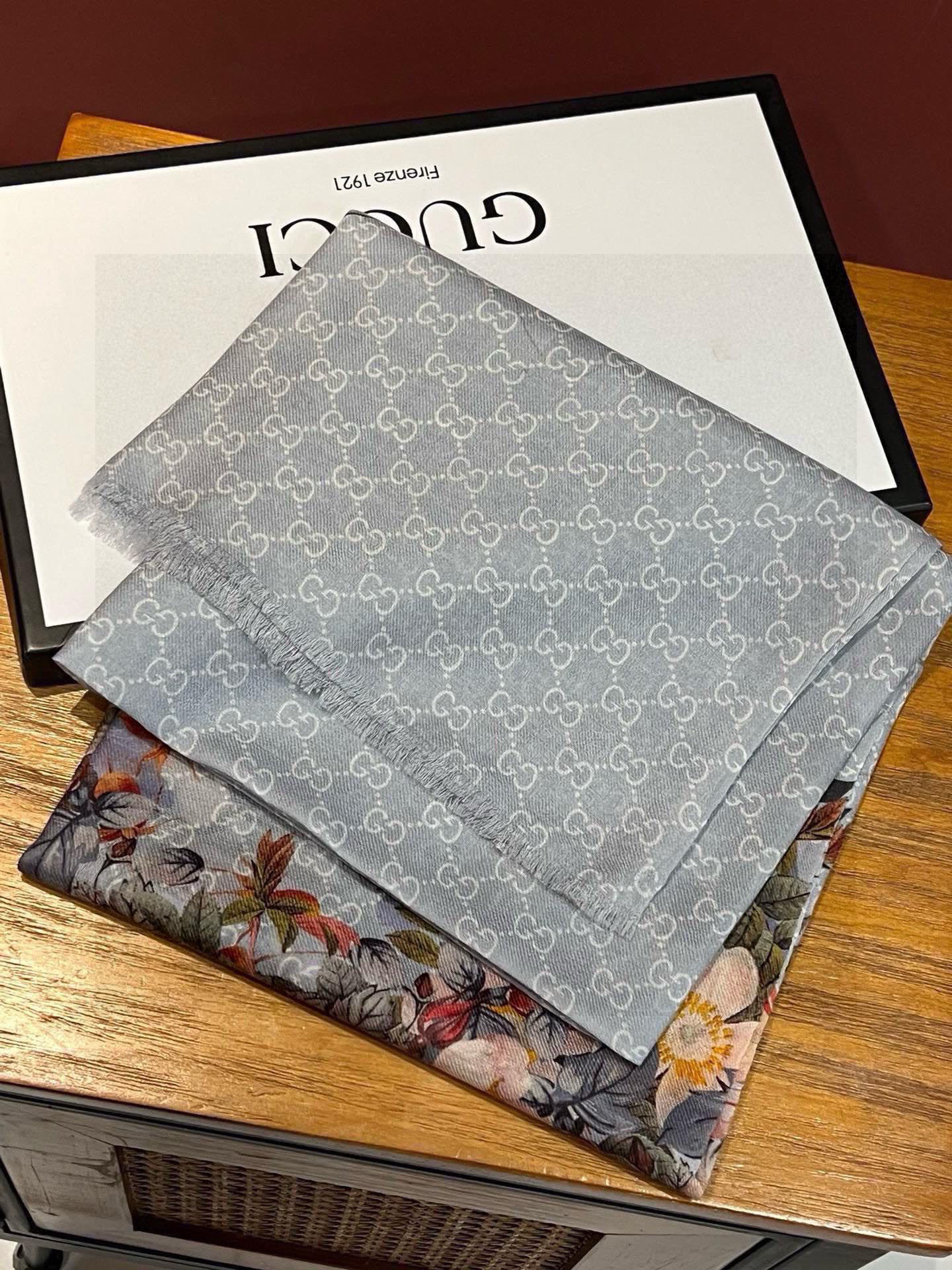 P195 💟秀外慧中,美到过分❗️上身效果疯狂的喜欢❗️Gucci New~300支高端戒指绒!真心美爆了的设计,这个花卉元素真的好高级,稳重优雅女人味❗️四个色也是非常适合日搭的配色‼️实物很美好.baby cashmere‼️高端羊绒,面料柔软,印染精细,质感轻松穿过丝巾扣,高端品质❗️轻薄的感觉非常舒适.夏天旅游空调房必须来条.冬天更美.手慢无🌟110*200顶级进口300纯羊绒戒指绒长巾,四个色。