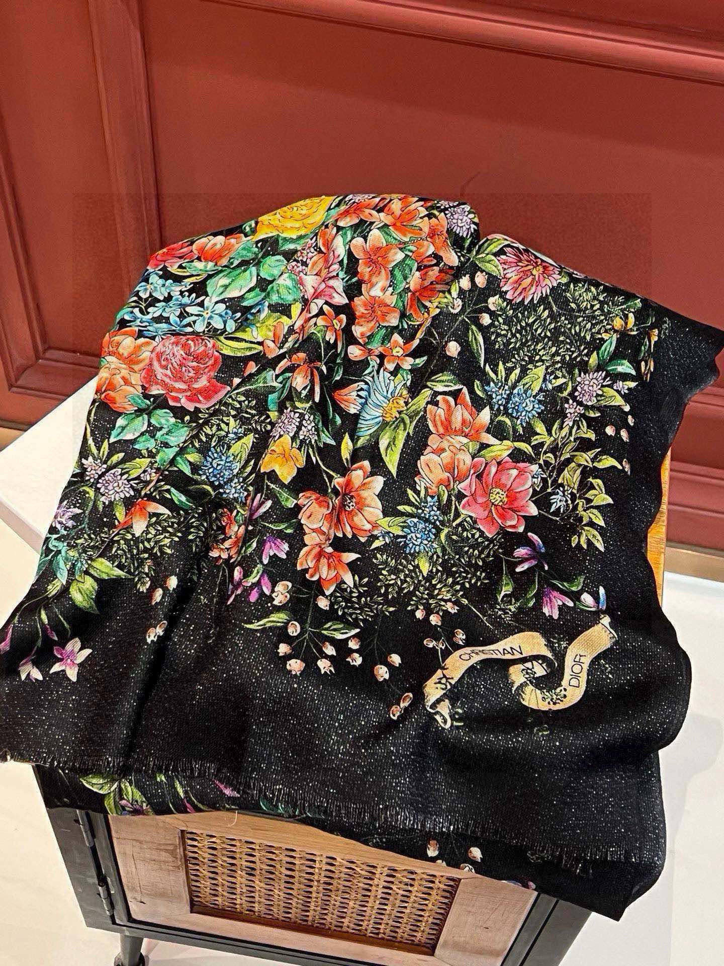 P215 会发光发亮的围巾💃🏻💃🏻D家【D花香明媚】‼️抢‼️VIP推荐 ‼️👍下手一定要快【高端 大爱 ‼️纯羊绒 婴儿触感舒服到飞❤️女人尤物 货极少 四季都可以用‼️真心美的让人非常非常心动 上身效果简直美翻了 品质非常完美👍‼️ 整个围巾给人大牌气场的同时又非常精致秀丽💟绝对值得入手的新款💟‼️ 实物一拿到就会庆幸自己是女人的绝美好货😂 值得品鉴‼️完美气质品味Ditails首选👍VIP们 上‼️🌟尺寸:100*200