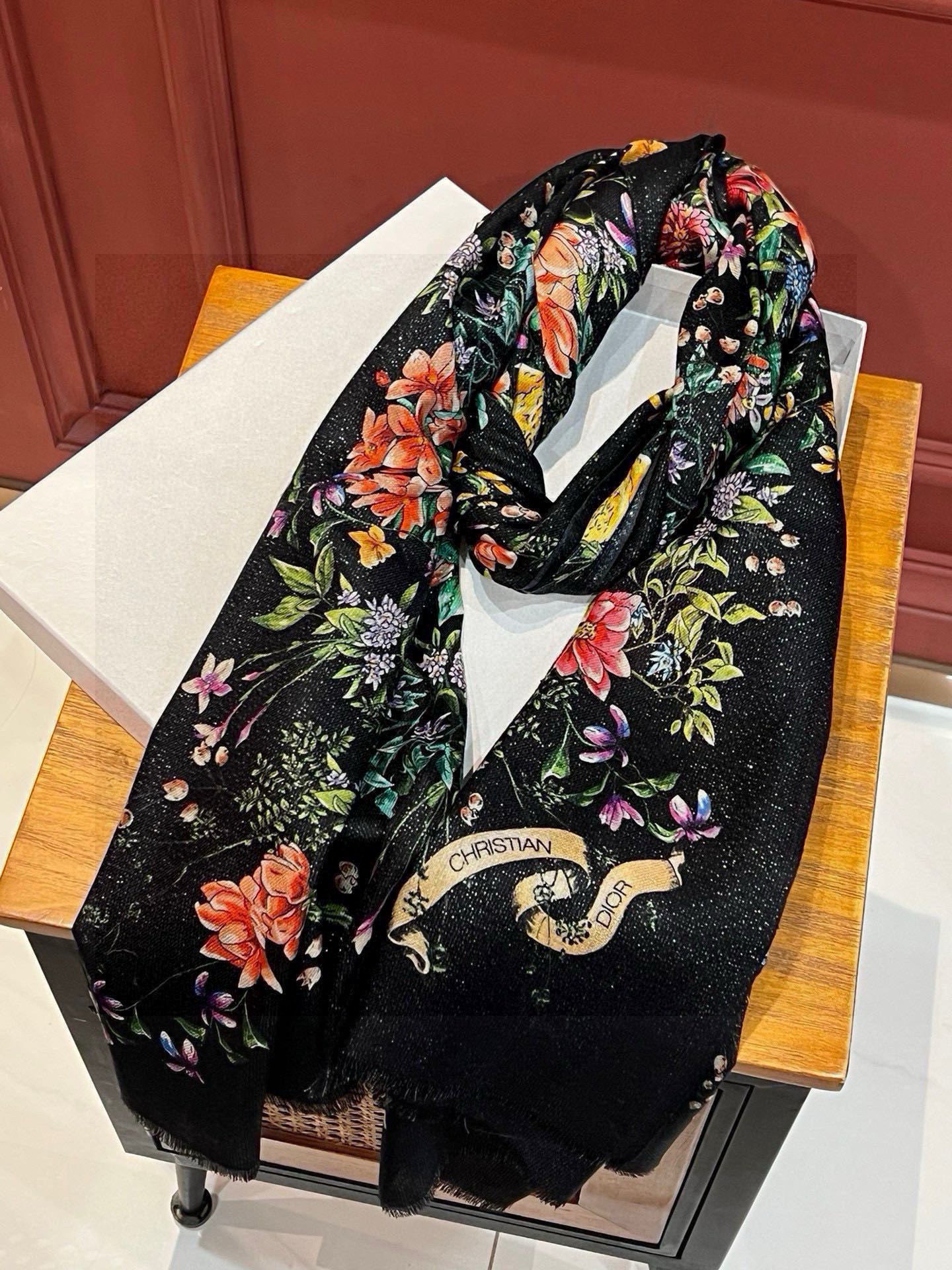 P215 会发光发亮的围巾💃🏻💃🏻D家【D花香明媚】‼️抢‼️VIP推荐 ‼️👍下手一定要快【高端 大爱 ‼️纯羊绒 婴儿触感舒服到飞❤️女人尤物 货极少 四季都可以用‼️真心美的让人非常非常心动 上身效果简直美翻了 品质非常完美👍‼️ 整个围巾给人大牌气场的同时又非常精致秀丽💟绝对值得入手的新款💟‼️ 实物一拿到就会庆幸自己是女人的绝美好货😂 值得品鉴‼️完美气质品味Ditails首选👍VIP们 上‼️🌟尺寸:100*200