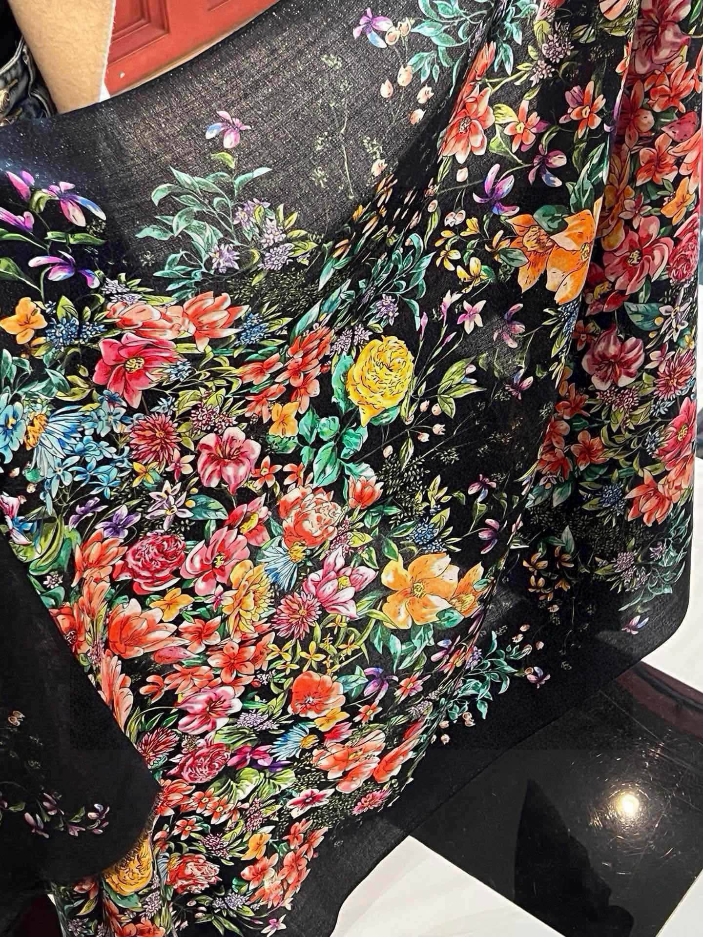 P215 会发光发亮的围巾💃🏻💃🏻D家【D花香明媚】‼️抢‼️VIP推荐 ‼️👍下手一定要快【高端 大爱 ‼️纯羊绒 婴儿触感舒服到飞❤️女人尤物 货极少 四季都可以用‼️真心美的让人非常非常心动 上身效果简直美翻了 品质非常完美👍‼️ 整个围巾给人大牌气场的同时又非常精致秀丽💟绝对值得入手的新款💟‼️ 实物一拿到就会庆幸自己是女人的绝美好货😂 值得品鉴‼️完美气质品味Ditails首选👍VIP们 上‼️🌟尺寸:100*200