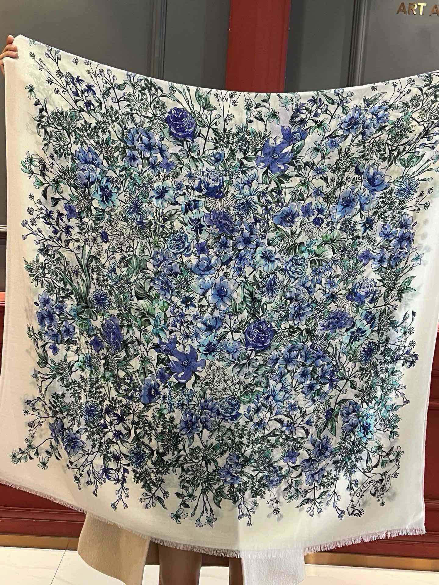 P215 会发光发亮的围巾💃🏻💃🏻D家【D花香明媚】‼️抢‼️VIP推荐 ‼️👍下手一定要快【高端 大爱 ‼️纯羊绒 婴儿触感舒服到飞❤️女人尤物 货极少 四季都可以用‼️真心美的让人非常非常心动 上身效果简直美翻了 品质非常完美👍‼️ 整个围巾给人大牌气场的同时又非常精致秀丽💟绝对值得入手的新款💟‼️ 实物一拿到就会庆幸自己是女人的绝美好货😂 值得品鉴‼️完美气质品味Ditails首选👍VIP们 上‼️🌟尺寸:100*200