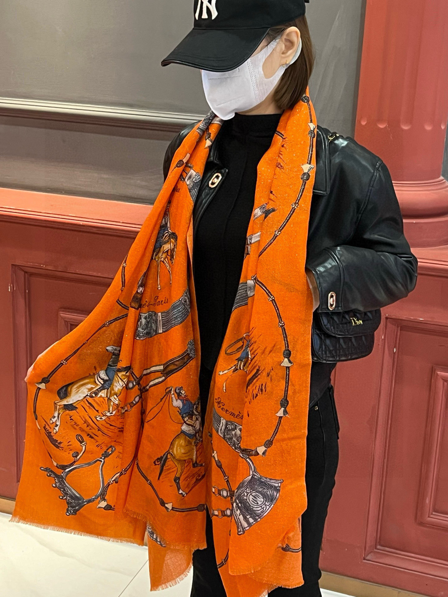 P215  会发光发亮的围巾 新款🆕🏇🏇买了都说好看‼️推荐💕顶级工艺超值‼️爱马仕专柜爆款🎁💟立体呈现图案纹路实物档次极高👍👍特殊工艺高端研发惊艳问世🌟特殊尖端工艺处理👍‼️受到白富美的喜欢 无论是品质 款式 价格都令大牌控的她们尖叫 超高性价比 绝对值得入手‼️‼️尺寸：110*200