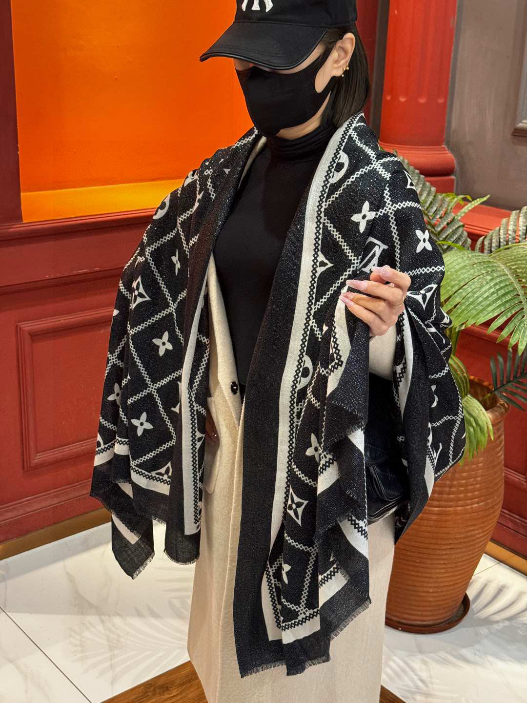 P215 【会发光发亮的围巾】LV银丝羊绒材质❗️轻奢感十足👸 🌺专柜新款🌟面料追求造型,手感挺括,高端设计师配色均考虑上身效果和色彩饱和度,色泽新鲜浓郁非常精致又有名媛气质!好货不等人,喜欢就不能错过哦!快快砸单来吧🎁【成分尺寸:100*200