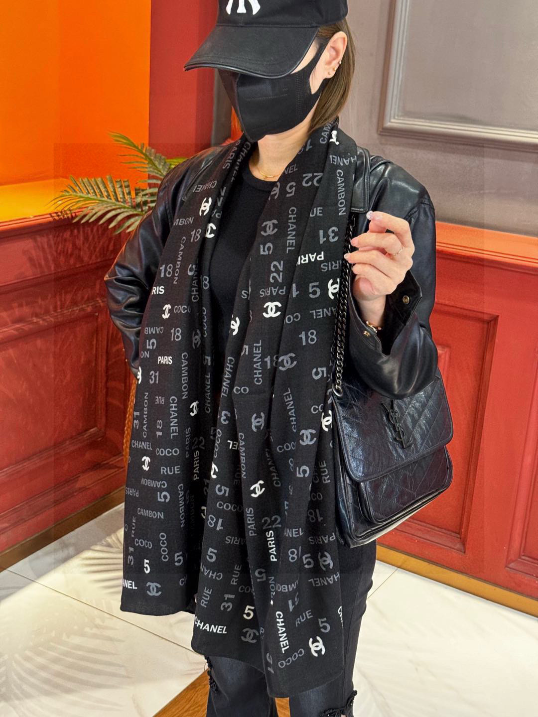 P210  上新❤️
【2025Chanel】 
经典茶花优雅Coco风，Chanel最新菱格丝绒大方巾~气质到骨子里，香奶奶新一季的面料超高级，真心超级柔软，丝丝顺滑，韧性很强 不容易被轻易勾丝！今年新出的系列~真的被这样的设计美到，香奈儿家的丝巾绝对是优雅的代表，一条小香的丝巾，给你最好的搭配！！
必入！上身效果简直优雅气质到不行，非常灵动.层次优雅质感.层层叠叠出醒目而不张扬的华丽名媛感，图案是虚线菱格纹设计~线条感更显质感，香粉必入
60*180的尺寸，上身效果真的不用多说的美(搭配服饰鞋包更有感觉)！实物绝对更美！经典黑白色