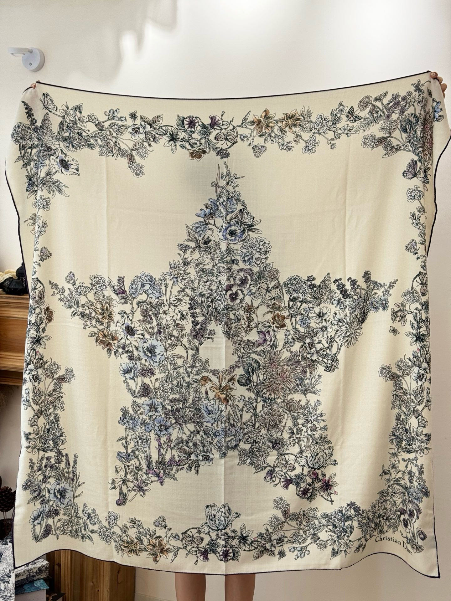 Dior 140双面丝绒印花方巾这款方巾以 Dior Star 图案呈现 Dior 的幸运星，通过该系列