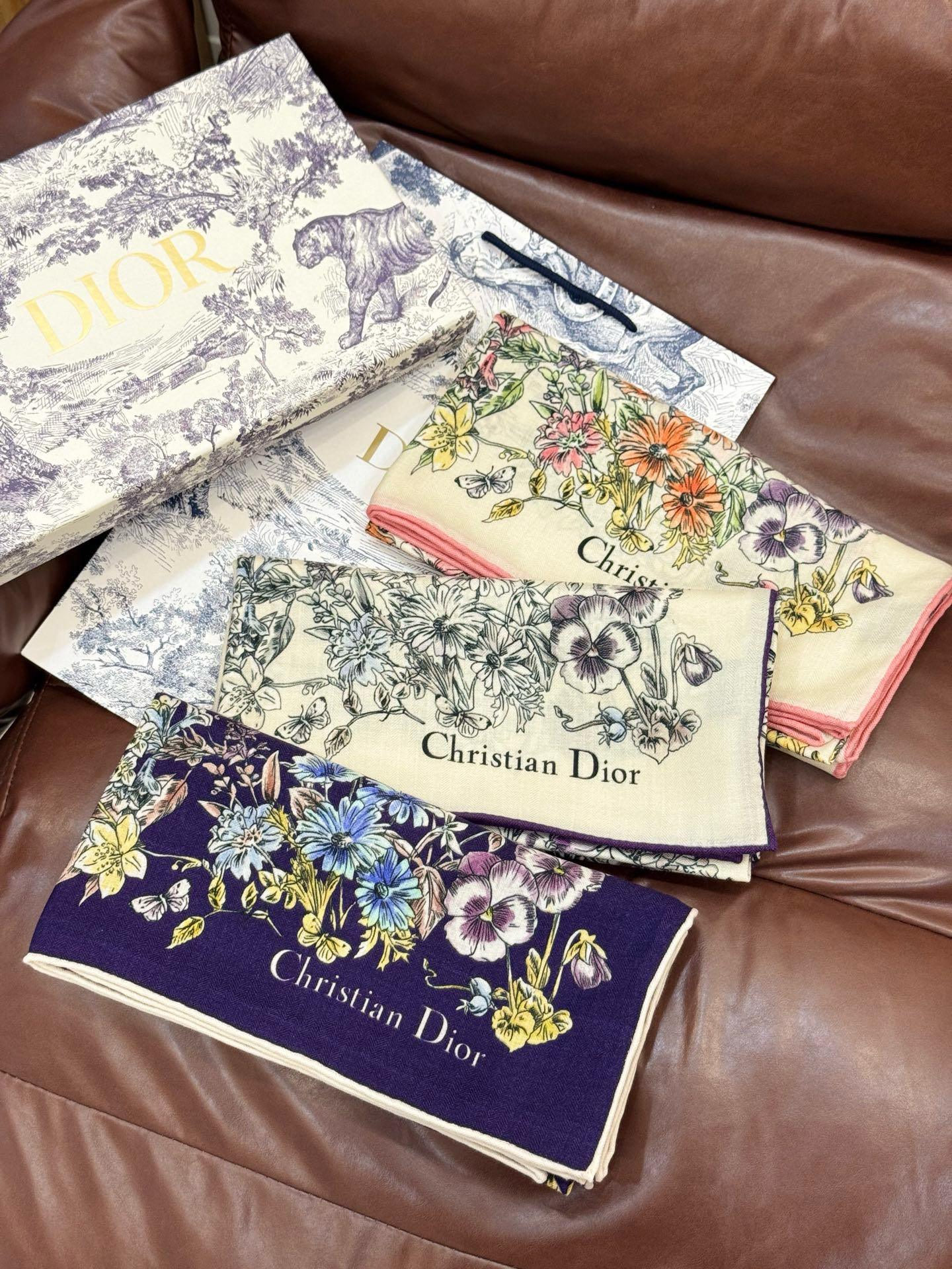 Dior 140双面丝绒印花方巾这款方巾以 Dior Star 图案呈现 Dior 的幸运星，通过该系列