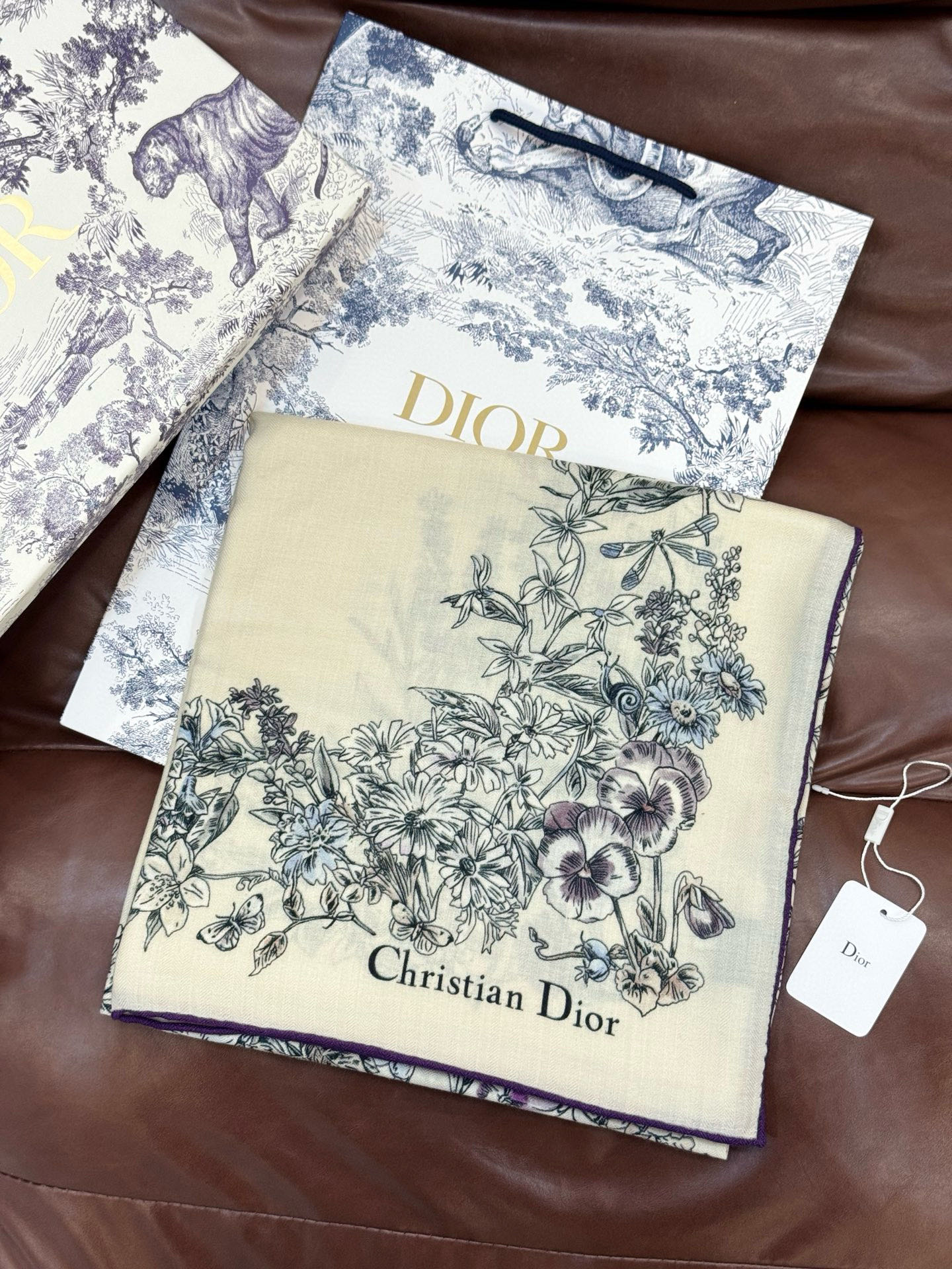 Dior 140双面丝绒印花方巾这款方巾以 Dior Star 图案呈现 Dior 的幸运星，通过该系列