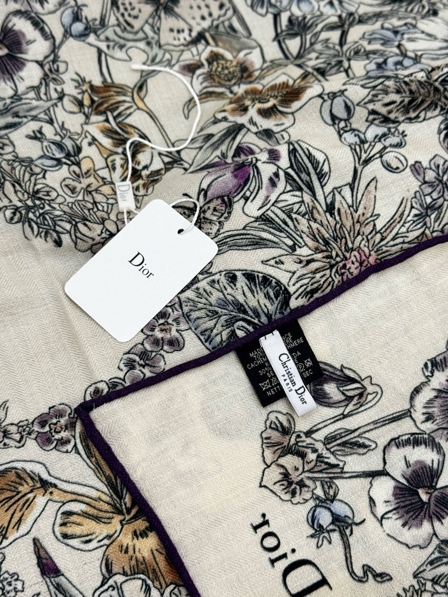 Dior 140双面丝绒印花方巾这款方巾以 Dior Star 图案呈现 Dior 的幸运星，通过该系列