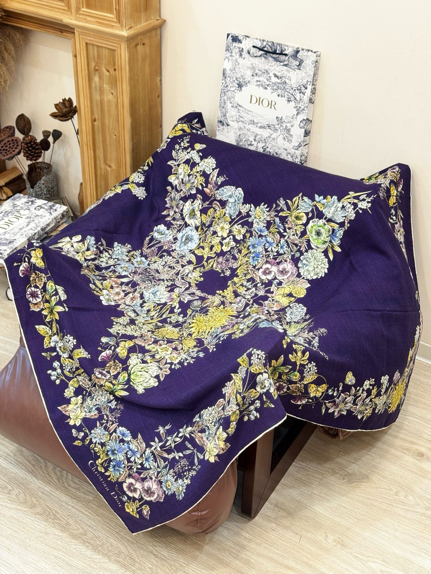 Dior 140双面丝绒印花方巾这款方巾以 Dior Star 图案呈现 Dior 的幸运星，通过该系列