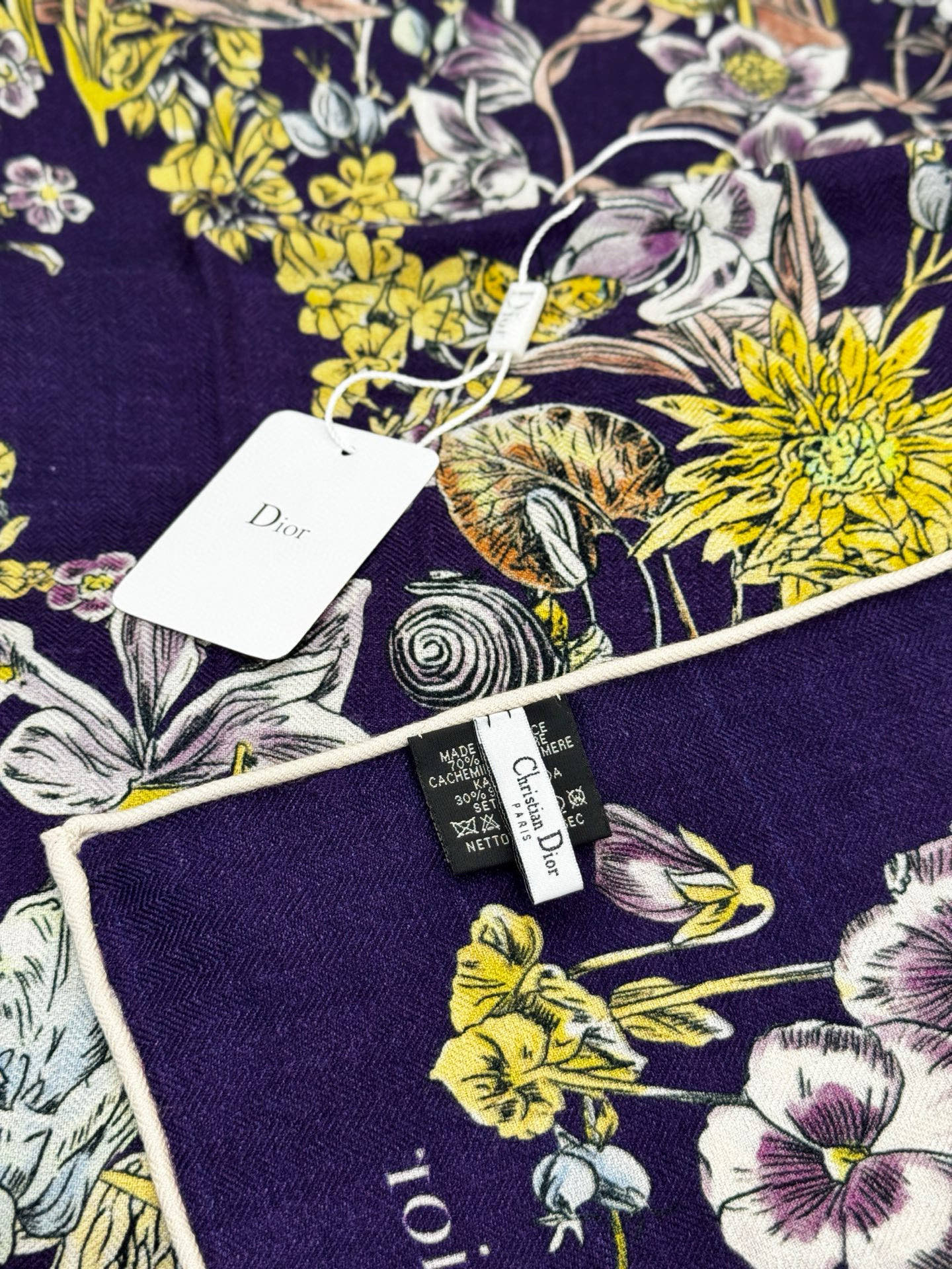 Dior 140双面丝绒印花方巾这款方巾以 Dior Star 图案呈现 Dior 的幸运星，通过该系列