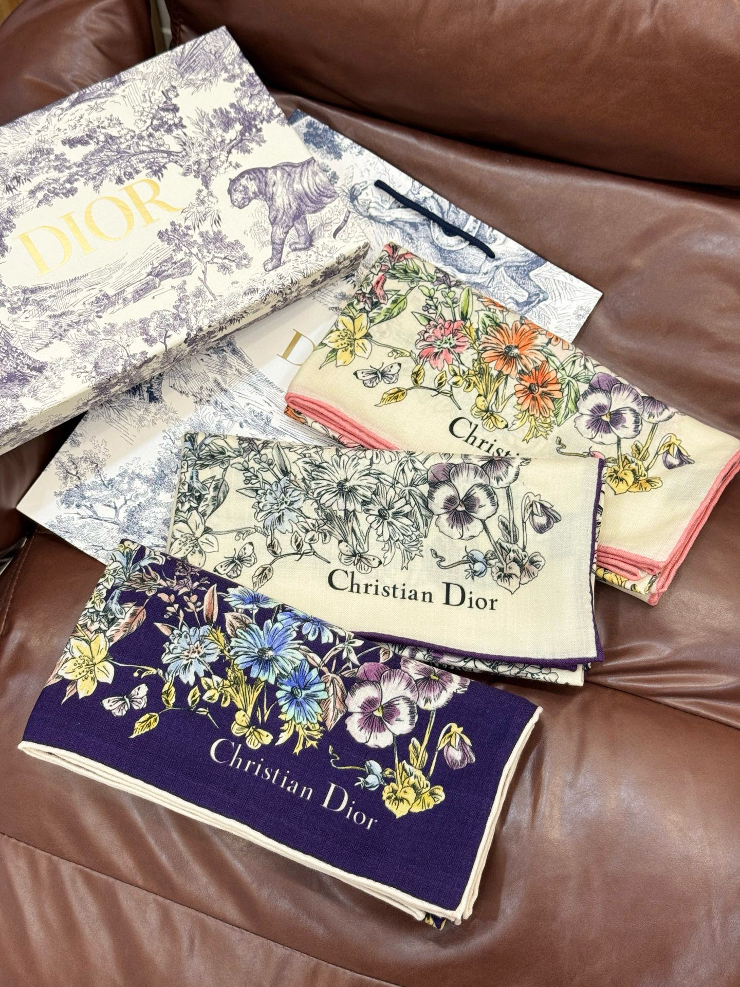 Dior 140双面丝绒印花方巾这款方巾以 Dior Star 图案呈现 Dior 的幸运星，通过该系列