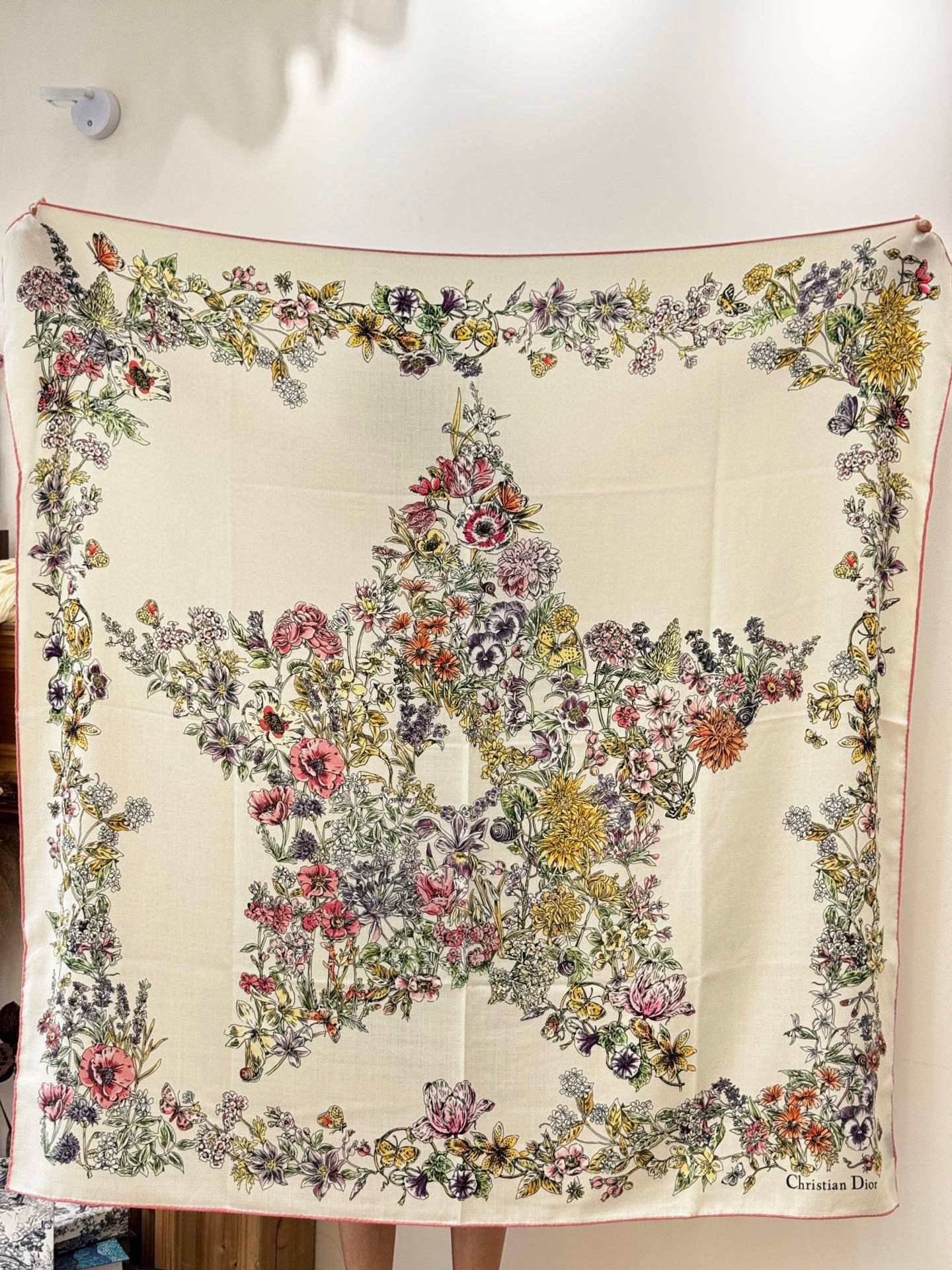 Dior 140双面丝绒印花方巾这款方巾以 Dior Star 图案呈现 Dior 的幸运星，通过该系列