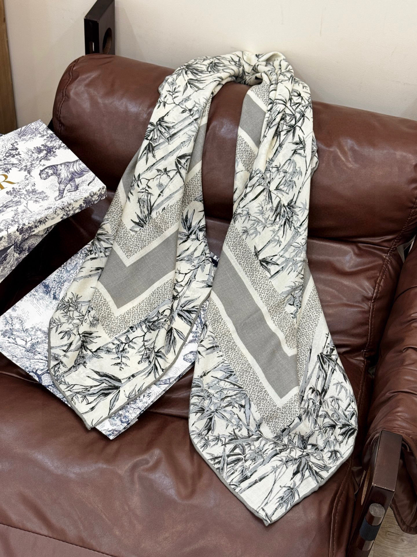 Dior 140丝绒双面同色印花披肩140 厘米丝绒面料多色 Millefiori 图案这款披肩饰以多色