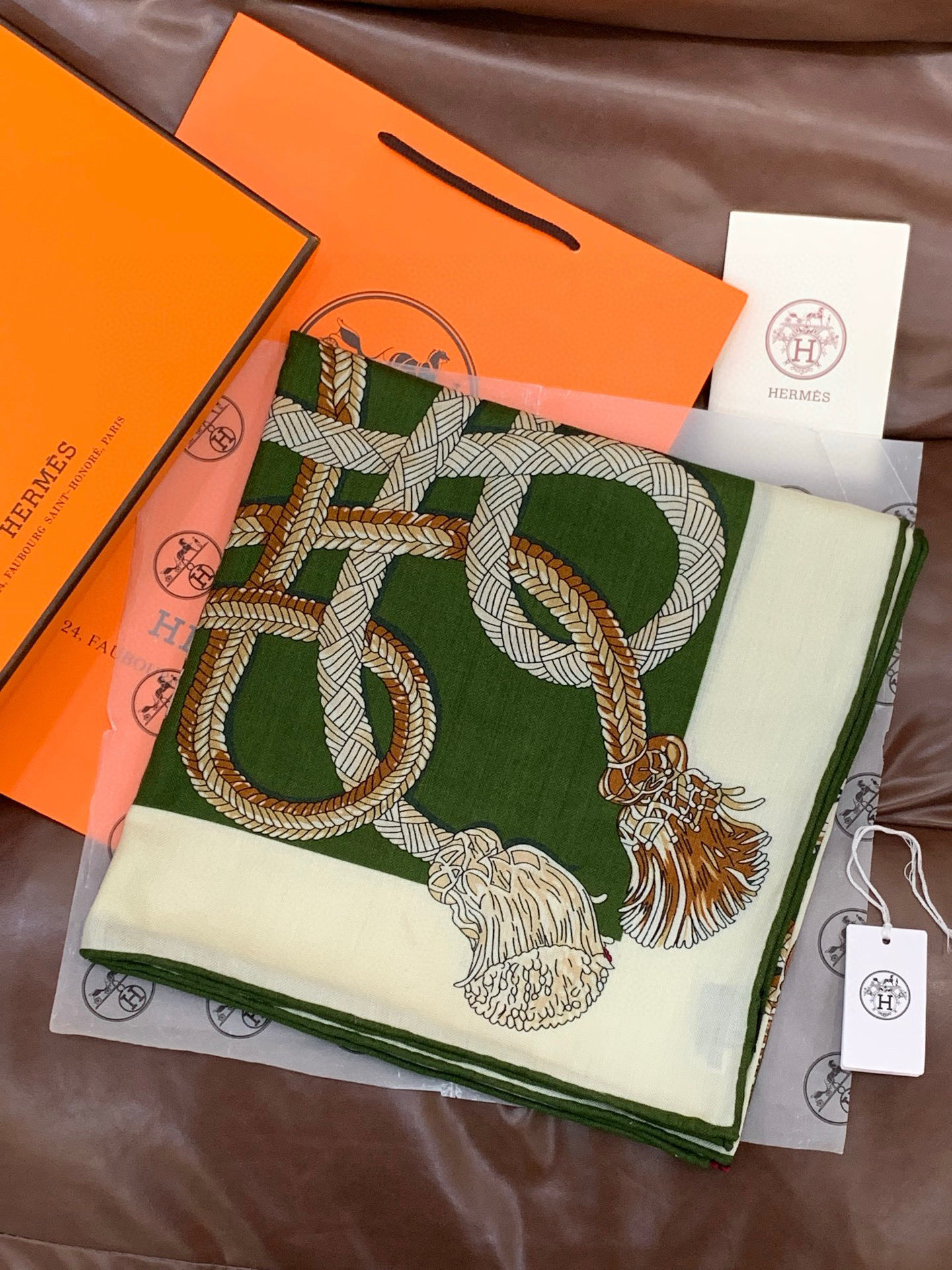 💟2025年秋冬上新💞【双面同色丝毛方巾】手工卷边山羊绒和真丝混纺披肩（70%山羊绒，30%桑蚕丝）这款