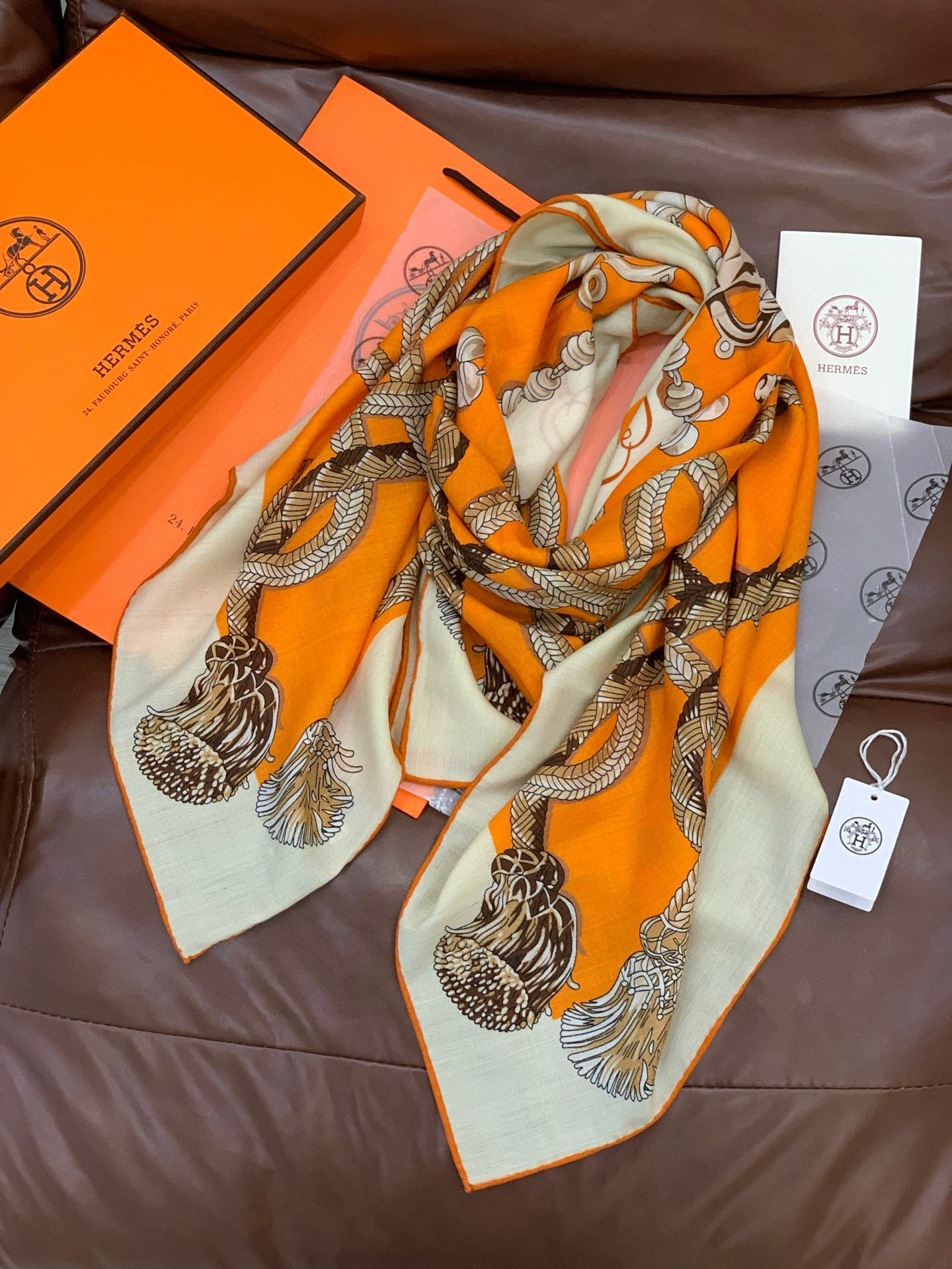 💟2025年秋冬上新💞【双面同色丝毛方巾】手工卷边山羊绒和真丝混纺披肩（70%山羊绒，30%桑蚕丝）这款