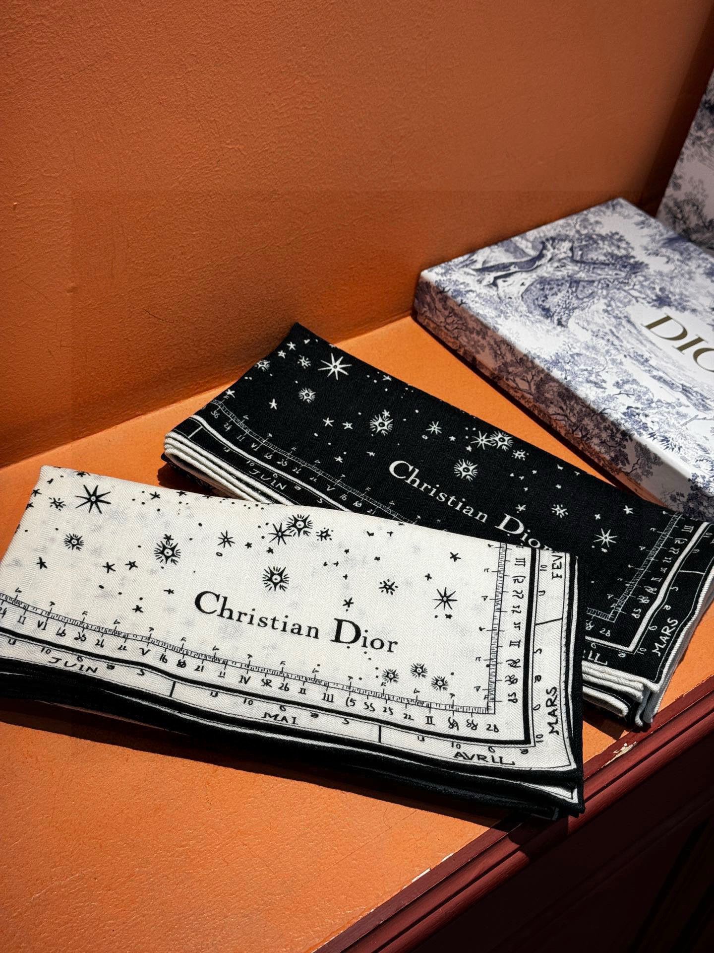 上新💞D家丝巾｛140cm真丝羊绒｝桑蚕丝+羊绒现由彼得罗•鲁福 (Pietro RUffo） 设计的D