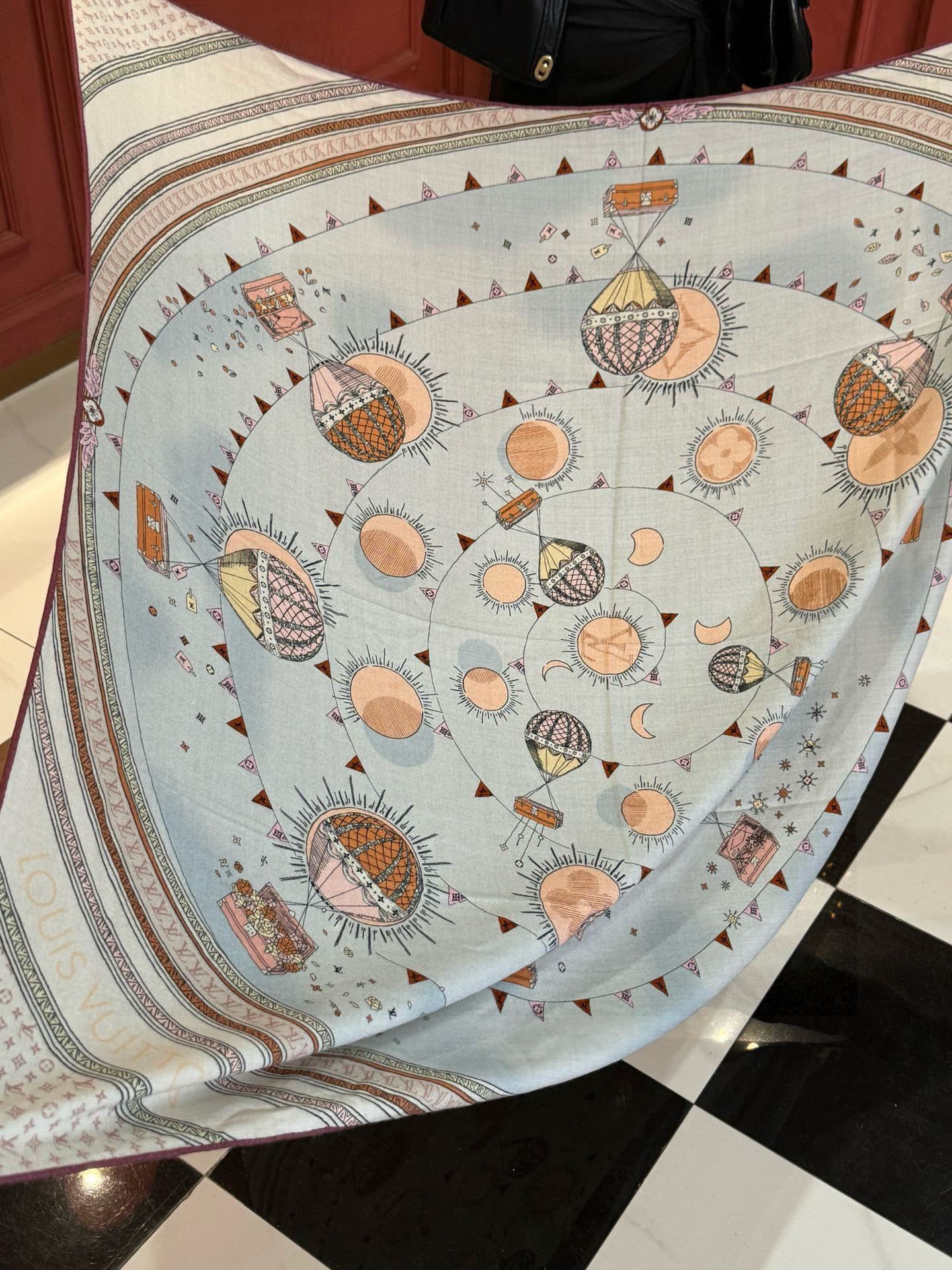 ❄【双面同色】原单Lv140cm丝绒方巾，《热气球》，本款方巾全新加入 U价🉐️ and Away 系列