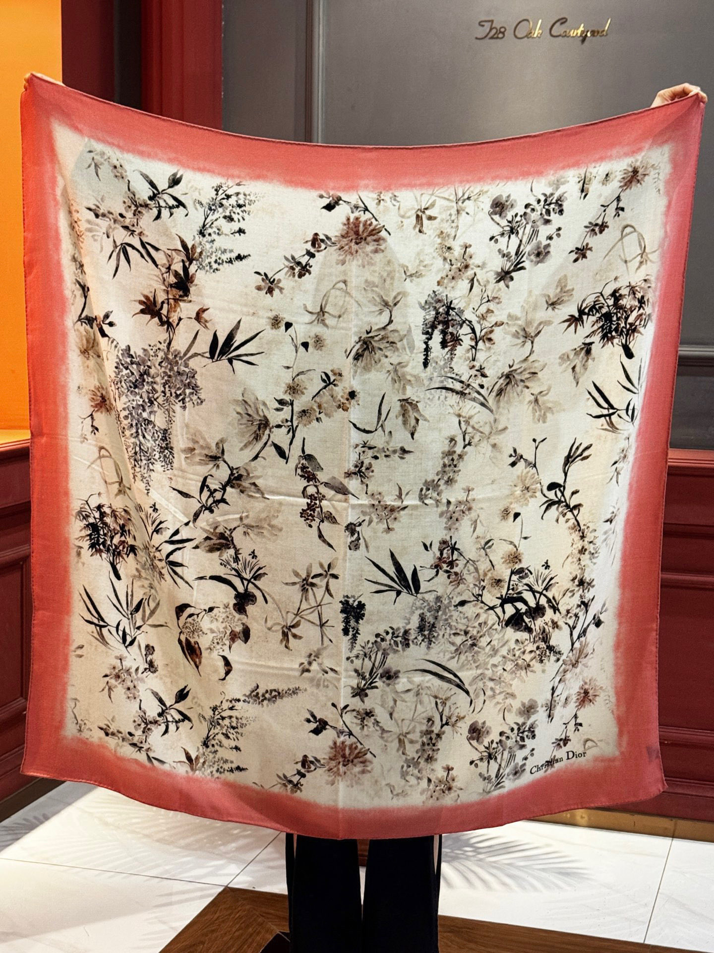 Dior 140丝绒双面同色印花披肩Millefiori 图案这款披肩饰以多色 Millefiori 图