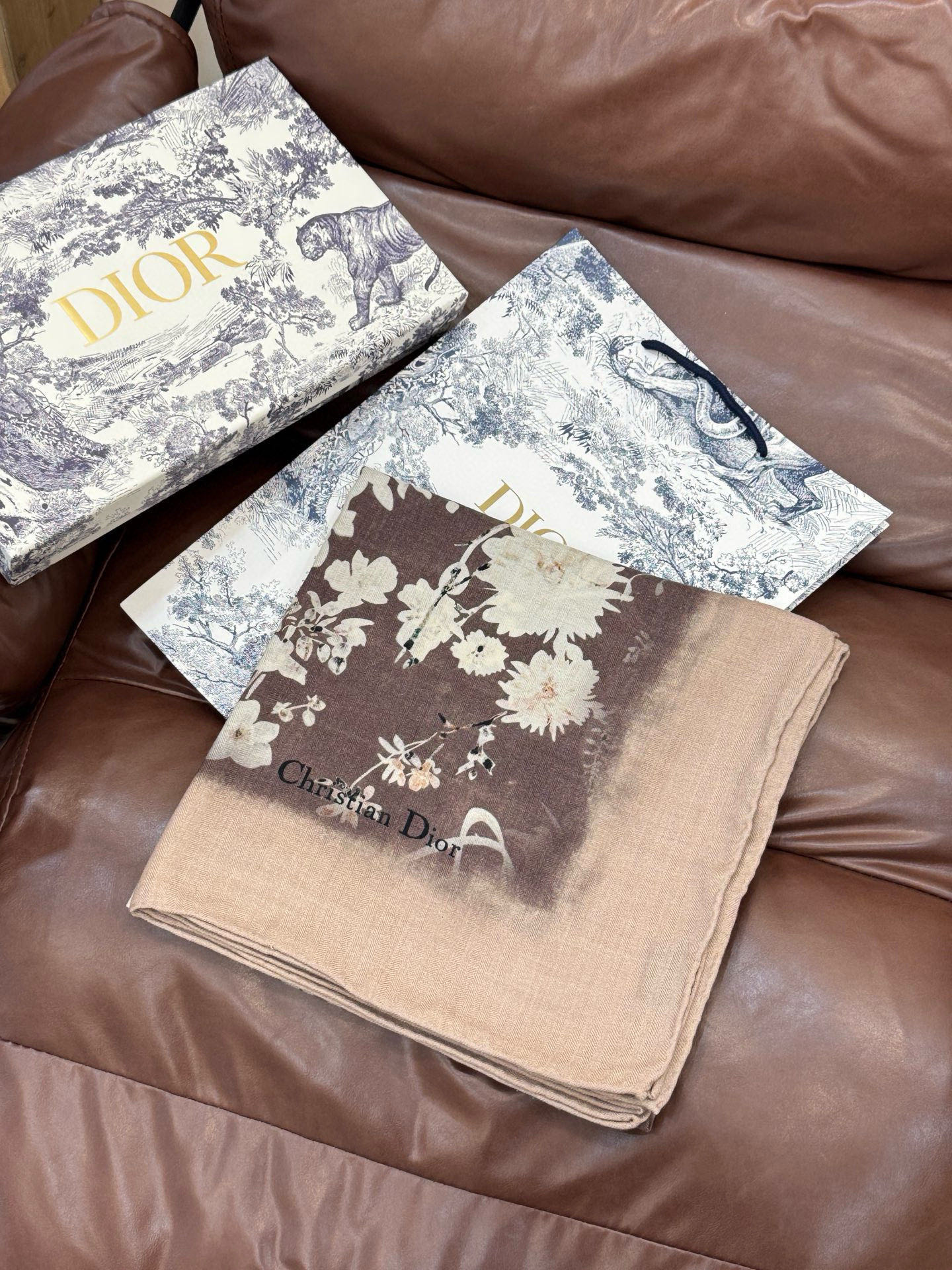 Dior 140丝绒双面同色印花披肩Millefiori 图案这款披肩饰以多色 Millefiori 图