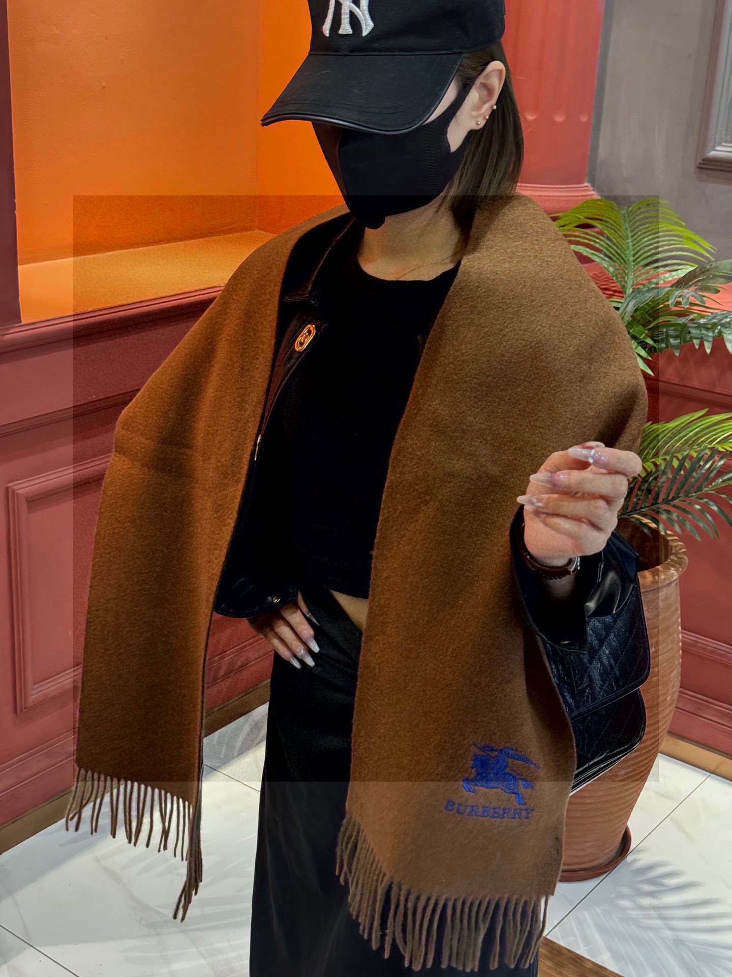 P145 ✨✨太美了😍巴宝莉 情侣款 美到要尖叫😱专柜最新款🎊英伦欧美范儿 又是一款即时尚又实用的大围巾&长巾，🎆撞色的颜色搭配很协调，😍围巾手感柔软，😔戴起来时尚暖和，💅大气有范儿，格子控们，不要错过哦😜，尺寸30*164+8*2💃🏻，亲们速度开抢🎉🎉🎉 P145 ✨✨太美了😍巴宝莉 情侣款 美到要尖叫😱专柜最新款🎊英伦欧美范儿 又是一款即时尚又实用的大围巾&长巾，🎆撞色的颜色搭配很协调，😍围巾手感柔软，😔戴起来时尚暖和，💅大气有范儿，格子控们，不要错过哦😜，尺寸30*164+8*2💃🏻，亲们速度开抢🎉🎉🎉