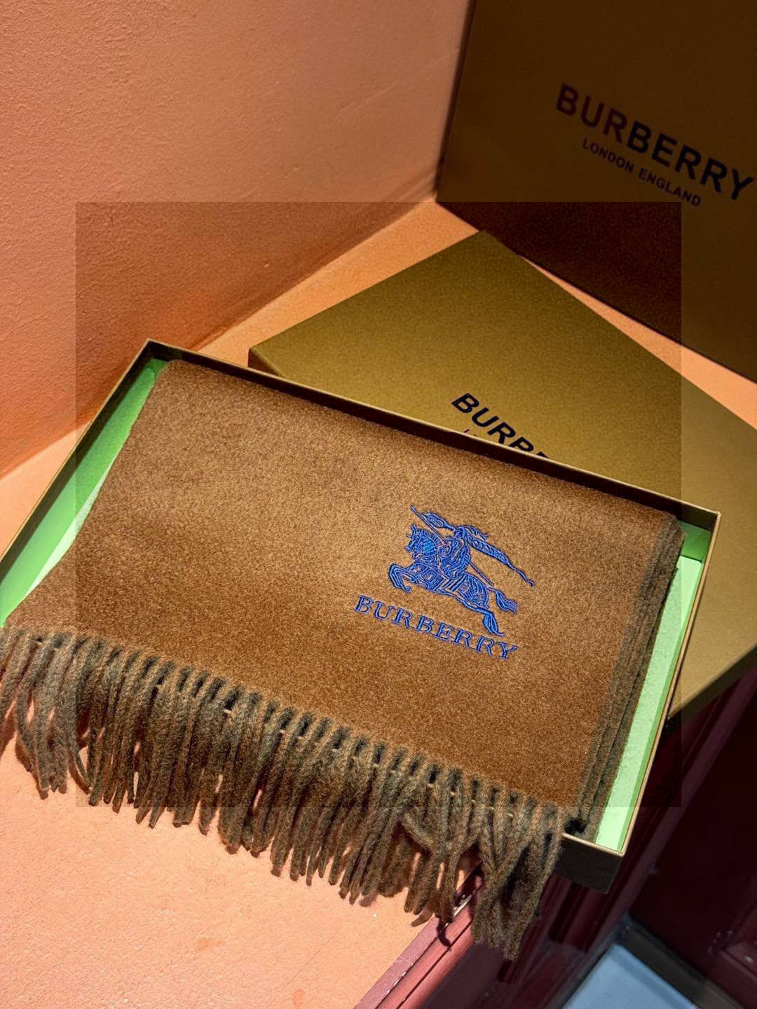 P145 ✨✨太美了😍巴宝莉 情侣款 美到要尖叫😱专柜最新款🎊英伦欧美范儿 又是一款即时尚又实用的大围巾&长巾,🎆撞色的颜色搭配很协调,😍围巾手感柔软,😔戴起来时尚暖和,💅大气有范儿,格子控们,不要错过哦😜,尺寸30*164+8*2💃🏻,亲们速度开抢🎉🎉🎉 P145 ✨✨太美了😍巴宝莉 情侣款 美到要尖叫😱专柜最新款🎊英伦欧美范儿 又是一款即时尚又实用的大围巾&长巾,🎆撞色的颜色搭配很协调,😍围巾手感柔软,😔戴起来时尚暖和,💅大气有范儿,格子控们,不要错过哦😜,尺寸30*164+8*2💃🏻,亲们速度开抢🎉🎉🎉