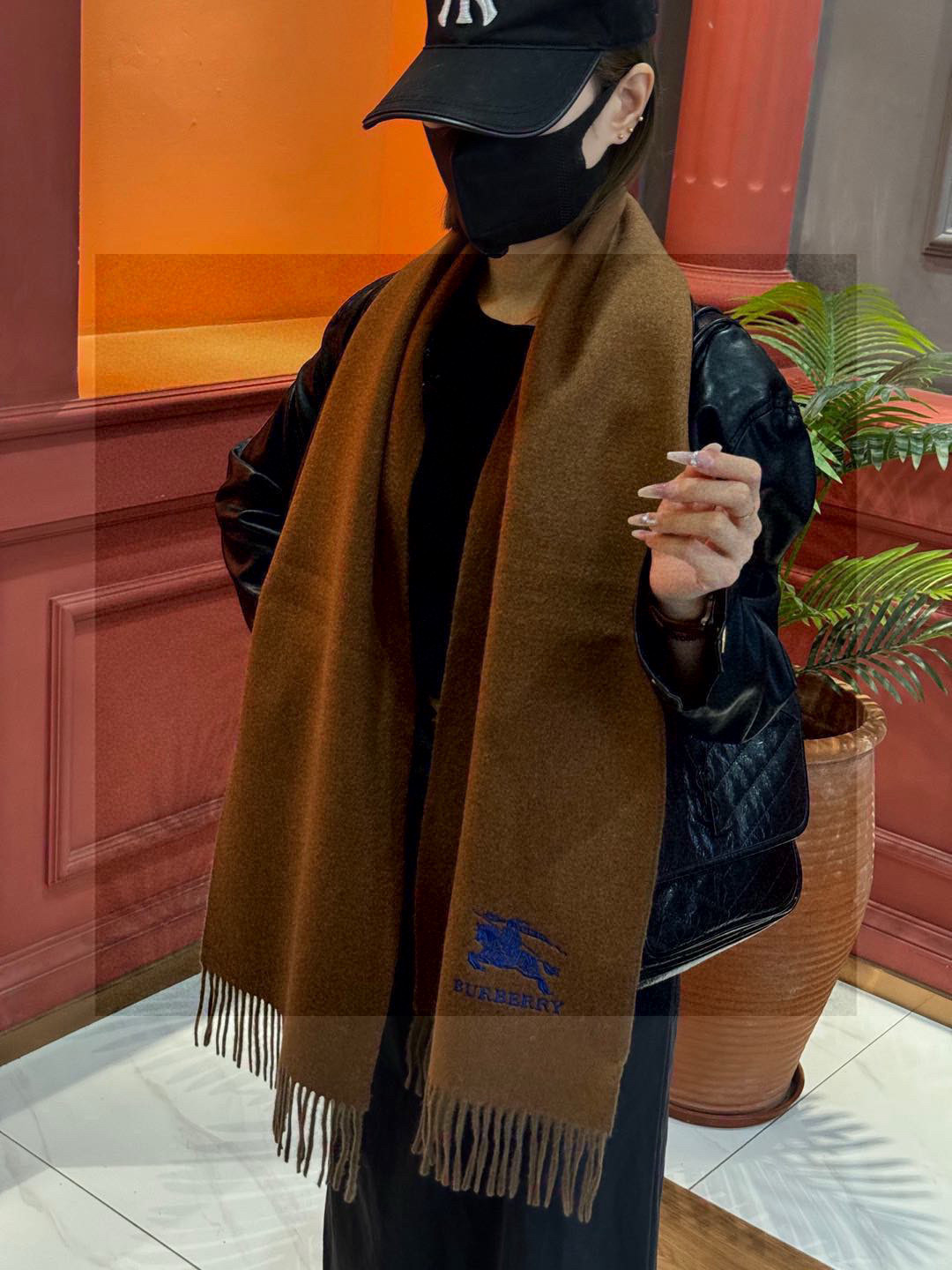 P145 ✨✨太美了😍巴宝莉 情侣款 美到要尖叫😱专柜最新款🎊英伦欧美范儿 又是一款即时尚又实用的大围巾&长巾,🎆撞色的颜色搭配很协调,😍围巾手感柔软,😔戴起来时尚暖和,💅大气有范儿,格子控们,不要错过哦😜,尺寸30*164+8*2💃🏻,亲们速度开抢🎉🎉🎉 P145 ✨✨太美了😍巴宝莉 情侣款 美到要尖叫😱专柜最新款🎊英伦欧美范儿 又是一款即时尚又实用的大围巾&长巾,🎆撞色的颜色搭配很协调,😍围巾手感柔软,😔戴起来时尚暖和,💅大气有范儿,格子控们,不要错过哦😜,尺寸30*164+8*2💃🏻,亲们速度开抢🎉🎉🎉