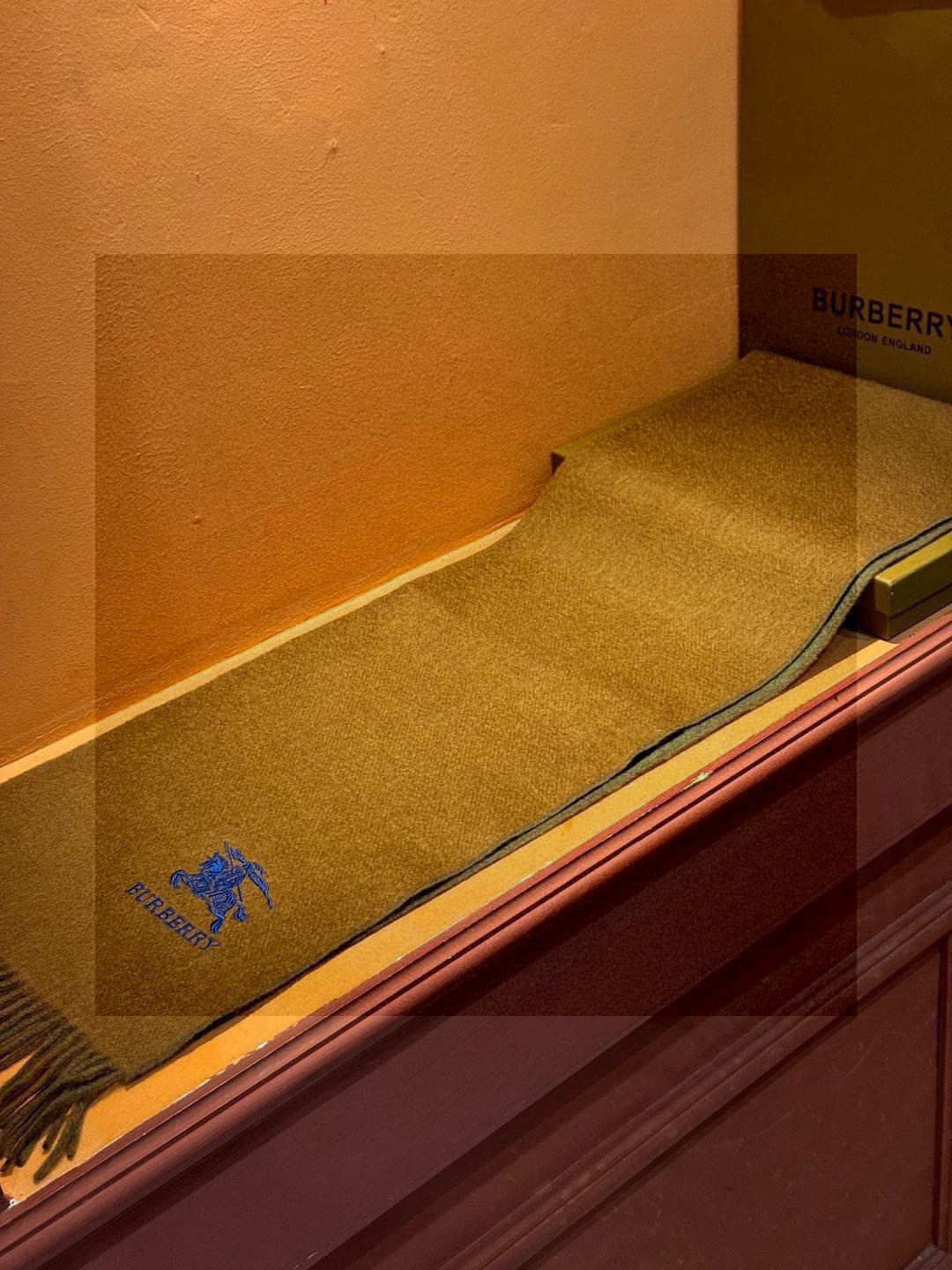 P145 ✨✨太美了😍巴宝莉 情侣款 美到要尖叫😱专柜最新款🎊英伦欧美范儿 又是一款即时尚又实用的大围巾&长巾,🎆撞色的颜色搭配很协调,😍围巾手感柔软,😔戴起来时尚暖和,💅大气有范儿,格子控们,不要错过哦😜,尺寸30*164+8*2💃🏻,亲们速度开抢🎉🎉🎉 P145 ✨✨太美了😍巴宝莉 情侣款 美到要尖叫😱专柜最新款🎊英伦欧美范儿 又是一款即时尚又实用的大围巾&长巾,🎆撞色的颜色搭配很协调,😍围巾手感柔软,😔戴起来时尚暖和,💅大气有范儿,格子控们,不要错过哦😜,尺寸30*164+8*2💃🏻,亲们速度开抢🎉🎉🎉