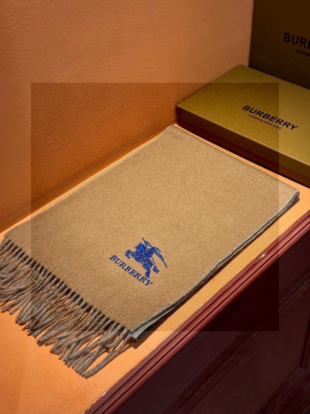 P145 ✨✨太美了😍巴宝莉 情侣款 美到要尖叫😱专柜最新款🎊英伦欧美范儿 又是一款即时尚又实用的大围巾&长巾,🎆撞色的颜色搭配很协调,😍围巾手感柔软,😔戴起来时尚暖和,💅大气有范儿,格子控们,不要错过哦😜,尺寸30*164+8*2💃🏻,亲们速度开抢🎉🎉🎉 P145 ✨✨太美了😍巴宝莉 情侣款 美到要尖叫😱专柜最新款🎊英伦欧美范儿 又是一款即时尚又实用的大围巾&长巾,🎆撞色的颜色搭配很协调,😍围巾手感柔软,😔戴起来时尚暖和,💅大气有范儿,格子控们,不要错过哦😜,尺寸30*164+8*2💃🏻,亲们速度开抢🎉🎉🎉