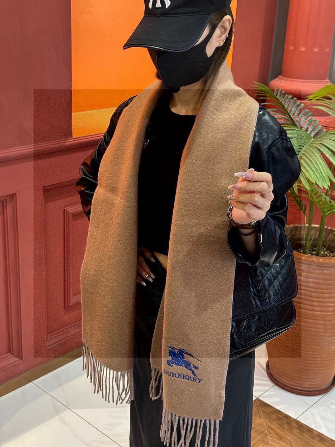 P145 ✨✨太美了😍巴宝莉 情侣款 美到要尖叫😱专柜最新款🎊英伦欧美范儿 又是一款即时尚又实用的大围巾&长巾,🎆撞色的颜色搭配很协调,😍围巾手感柔软,😔戴起来时尚暖和,💅大气有范儿,格子控们,不要错过哦😜,尺寸30*164+8*2💃🏻,亲们速度开抢🎉🎉🎉 P145 ✨✨太美了😍巴宝莉 情侣款 美到要尖叫😱专柜最新款🎊英伦欧美范儿 又是一款即时尚又实用的大围巾&长巾,🎆撞色的颜色搭配很协调,😍围巾手感柔软,😔戴起来时尚暖和,💅大气有范儿,格子控们,不要错过哦😜,尺寸30*164+8*2💃🏻,亲们速度开抢🎉🎉🎉