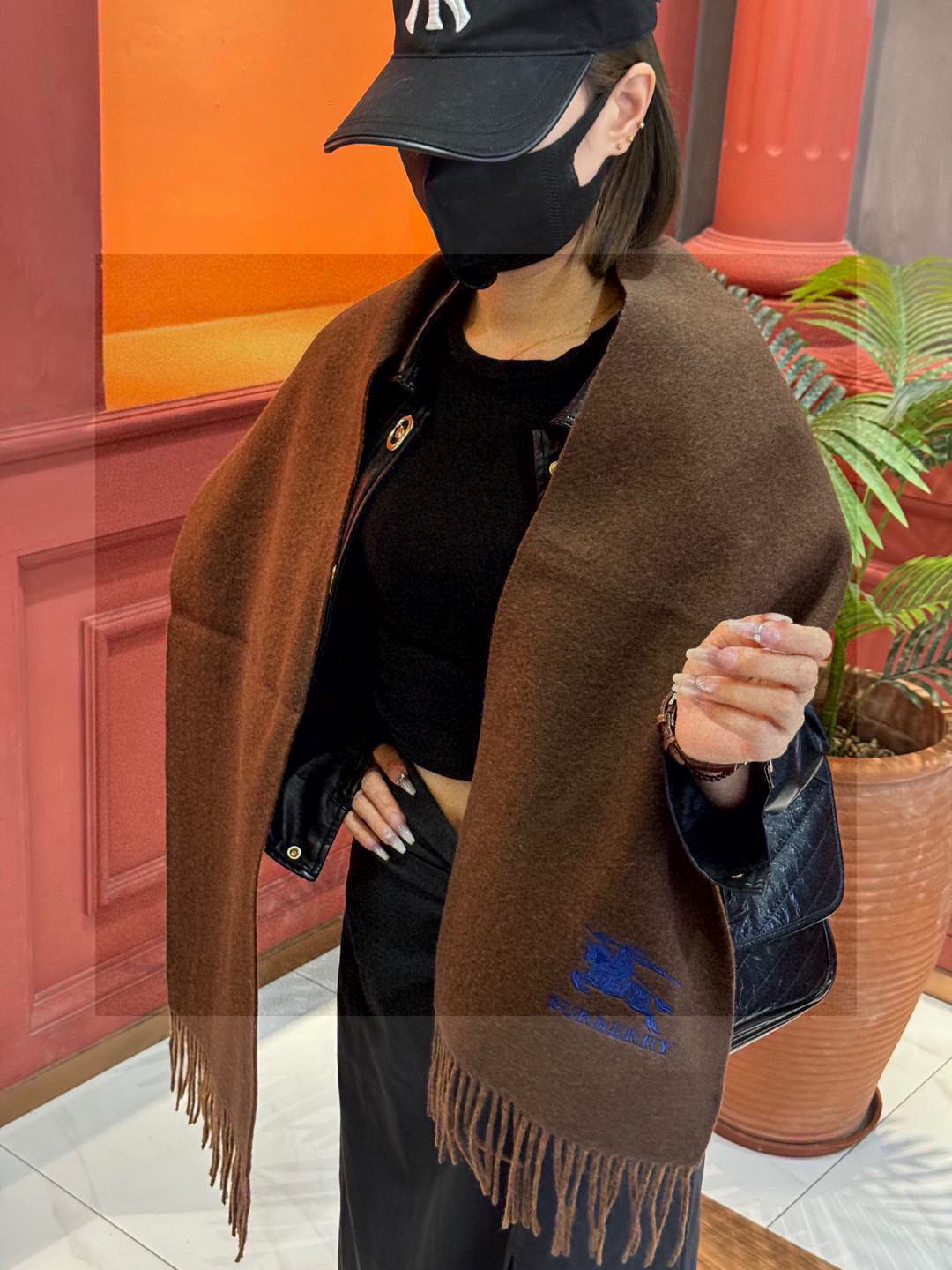 P145 ✨✨太美了😍巴宝莉 情侣款 美到要尖叫😱专柜最新款🎊英伦欧美范儿 又是一款即时尚又实用的大围巾&长巾，🎆撞色的颜色搭配很协调，😍围巾手感柔软，😔戴起来时尚暖和，💅大气有范儿，格子控们，不要错过哦😜，尺寸30*164+8*2💃🏻，亲们速度开抢🎉🎉🎉 P145 ✨✨太美了😍巴宝莉 情侣款 美到要尖叫😱专柜最新款🎊英伦欧美范儿 又是一款即时尚又实用的大围巾&长巾，🎆撞色的颜色搭配很协调，😍围巾手感柔软，😔戴起来时尚暖和，💅大气有范儿，格子控们，不要错过哦😜，尺寸30*164+8*2💃🏻，亲们速度开抢🎉🎉🎉