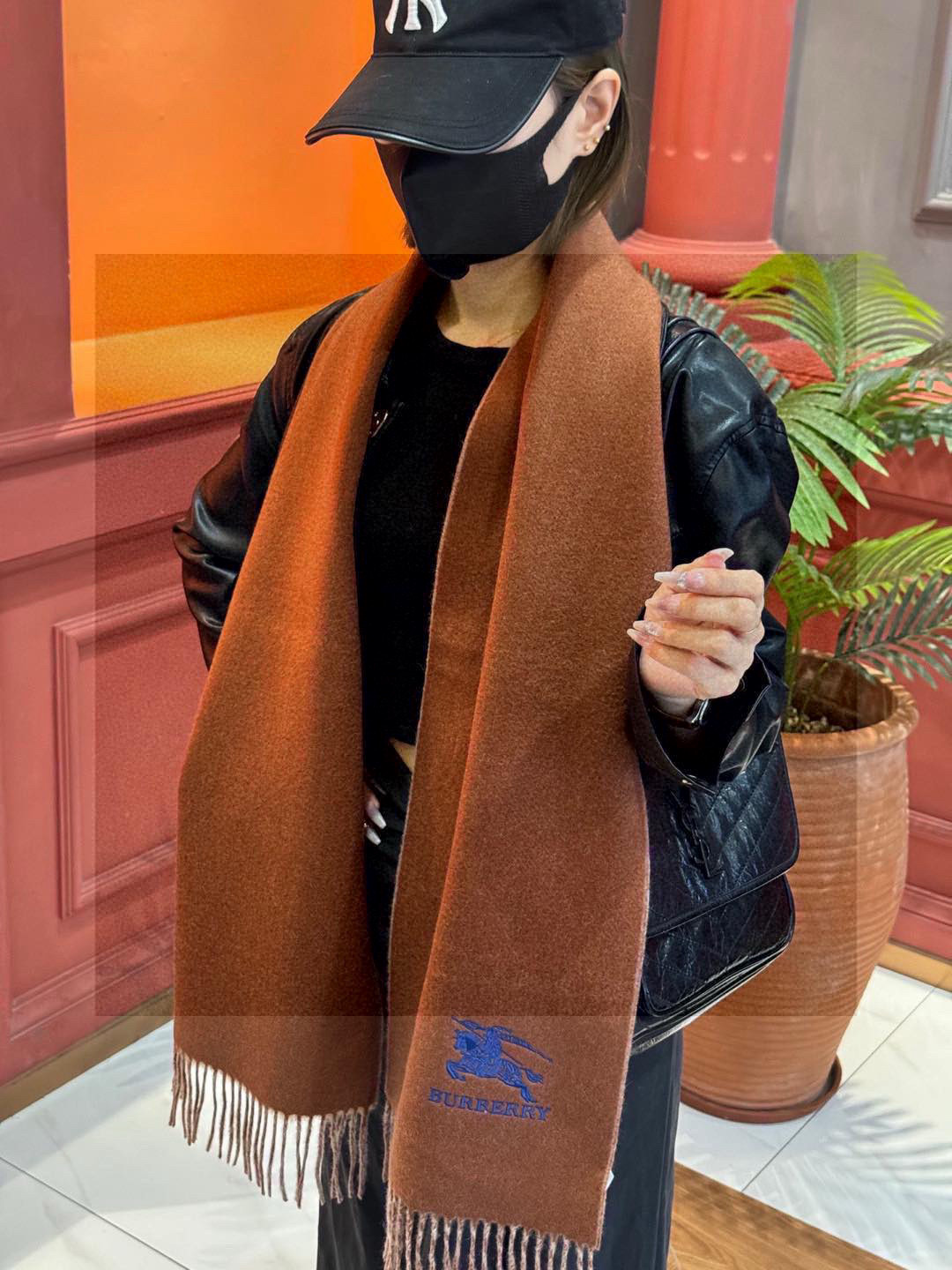 P145 ✨✨太美了😍巴宝莉 情侣款 美到要尖叫😱专柜最新款🎊英伦欧美范儿 又是一款即时尚又实用的大围巾&长巾,🎆撞色的颜色搭配很协调,😍围巾手感柔软,😔戴起来时尚暖和,💅大气有范儿,格子控们,不要错过哦😜,尺寸30*164+8*2💃🏻,亲们速度开抢🎉🎉🎉 P145 ✨✨太美了😍巴宝莉 情侣款 美到要尖叫😱专柜最新款🎊英伦欧美范儿 又是一款即时尚又实用的大围巾&长巾,🎆撞色的颜色搭配很协调,😍围巾手感柔软,😔戴起来时尚暖和,💅大气有范儿,格子控们,不要错过哦😜,尺寸30*164+8*2💃🏻,亲们速度开抢🎉🎉🎉