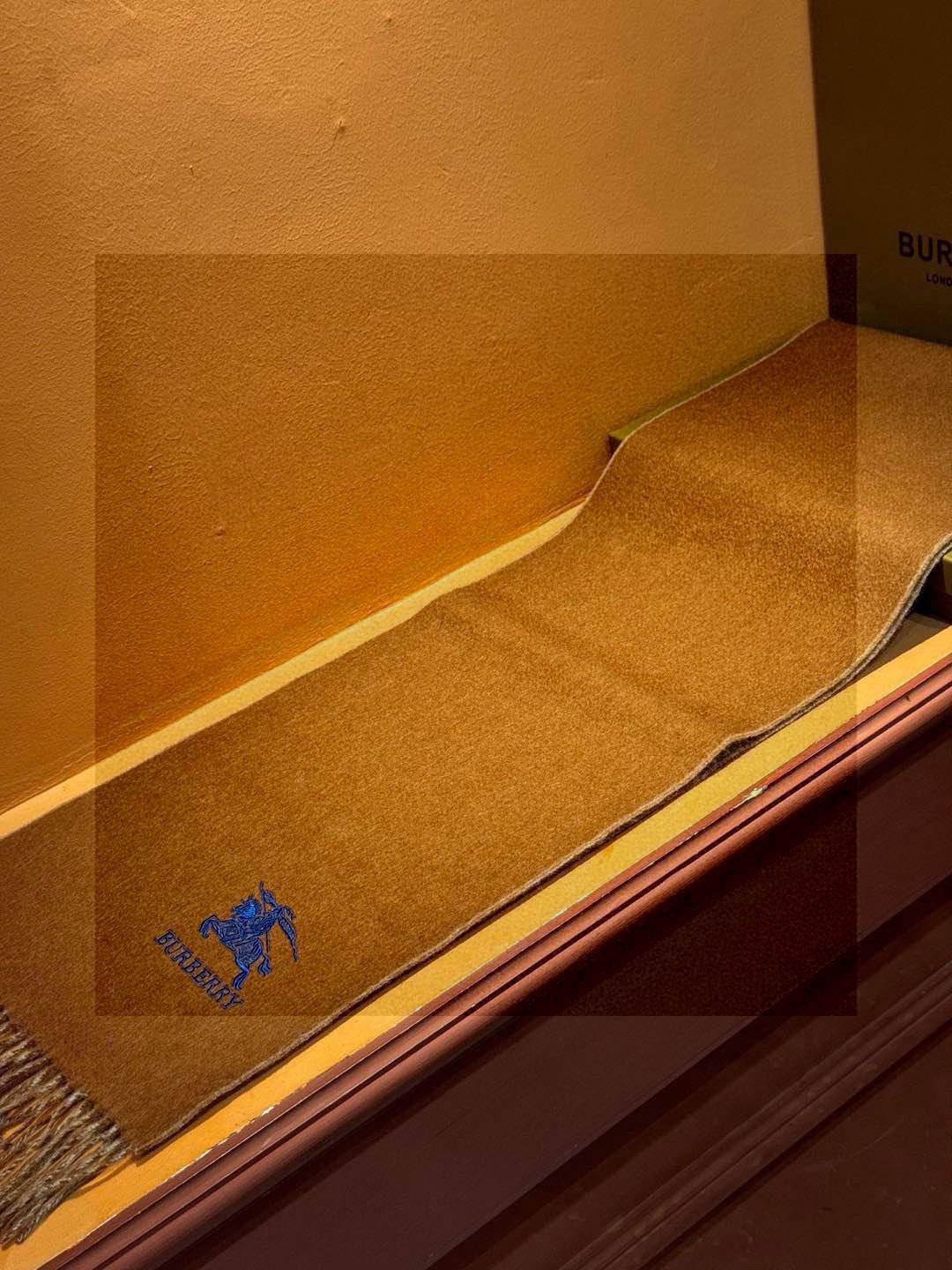 P145 ✨✨太美了😍巴宝莉 情侣款 美到要尖叫😱专柜最新款🎊英伦欧美范儿 又是一款即时尚又实用的大围巾&长巾,🎆撞色的颜色搭配很协调,😍围巾手感柔软,😔戴起来时尚暖和,💅大气有范儿,格子控们,不要错过哦😜,尺寸30*164+8*2💃🏻,亲们速度开抢🎉🎉🎉 P145 ✨✨太美了😍巴宝莉 情侣款 美到要尖叫😱专柜最新款🎊英伦欧美范儿 又是一款即时尚又实用的大围巾&长巾,🎆撞色的颜色搭配很协调,😍围巾手感柔软,😔戴起来时尚暖和,💅大气有范儿,格子控们,不要错过哦😜,尺寸30*164+8*2💃🏻,亲们速度开抢🎉🎉🎉