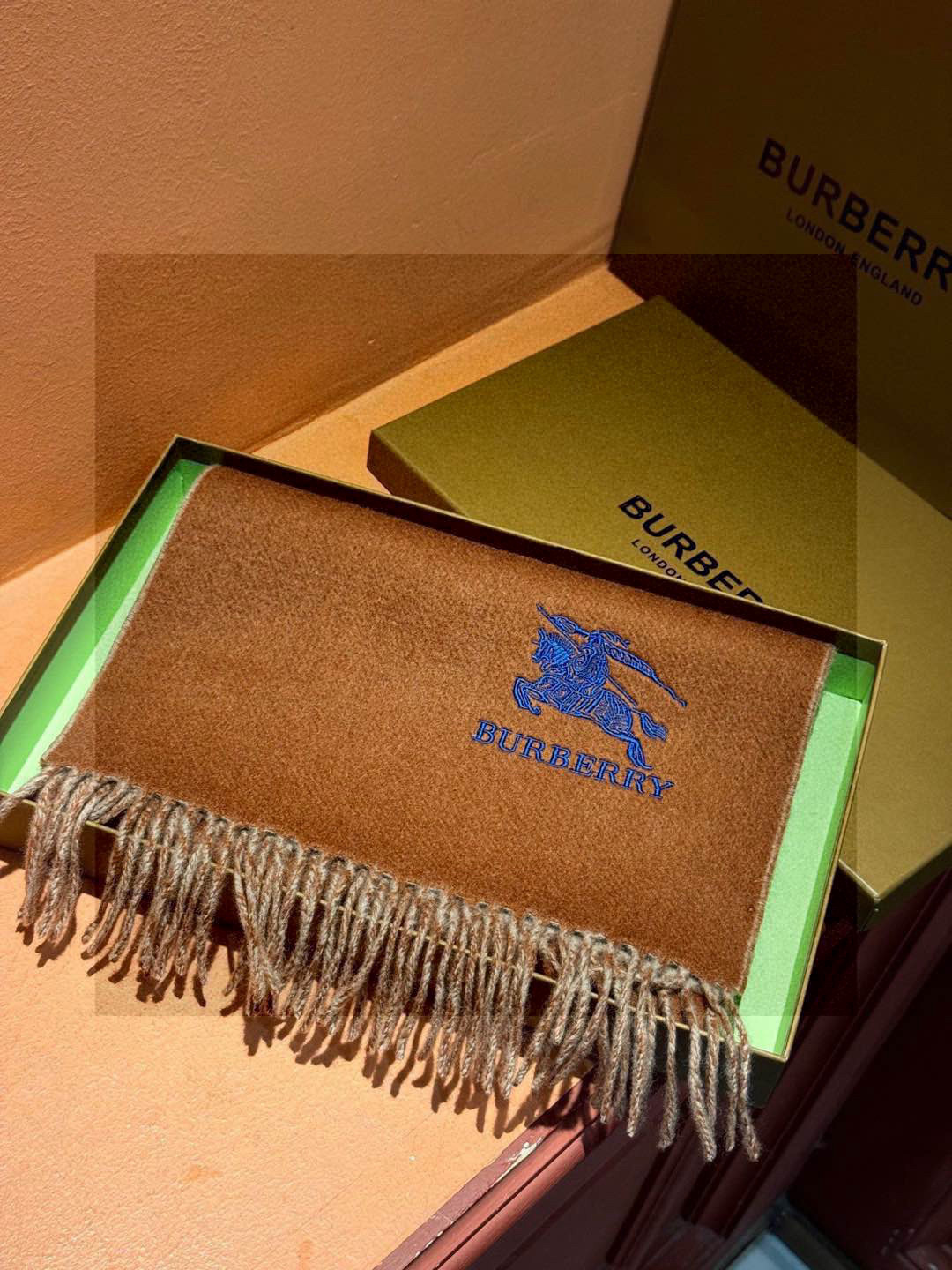 P145 ✨✨太美了😍巴宝莉 情侣款 美到要尖叫😱专柜最新款🎊英伦欧美范儿 又是一款即时尚又实用的大围巾&长巾,🎆撞色的颜色搭配很协调,😍围巾手感柔软,😔戴起来时尚暖和,💅大气有范儿,格子控们,不要错过哦😜,尺寸30*164+8*2💃🏻,亲们速度开抢🎉🎉🎉 P145 ✨✨太美了😍巴宝莉 情侣款 美到要尖叫😱专柜最新款🎊英伦欧美范儿 又是一款即时尚又实用的大围巾&长巾,🎆撞色的颜色搭配很协调,😍围巾手感柔软,😔戴起来时尚暖和,💅大气有范儿,格子控们,不要错过哦😜,尺寸30*164+8*2💃🏻,亲们速度开抢🎉🎉🎉