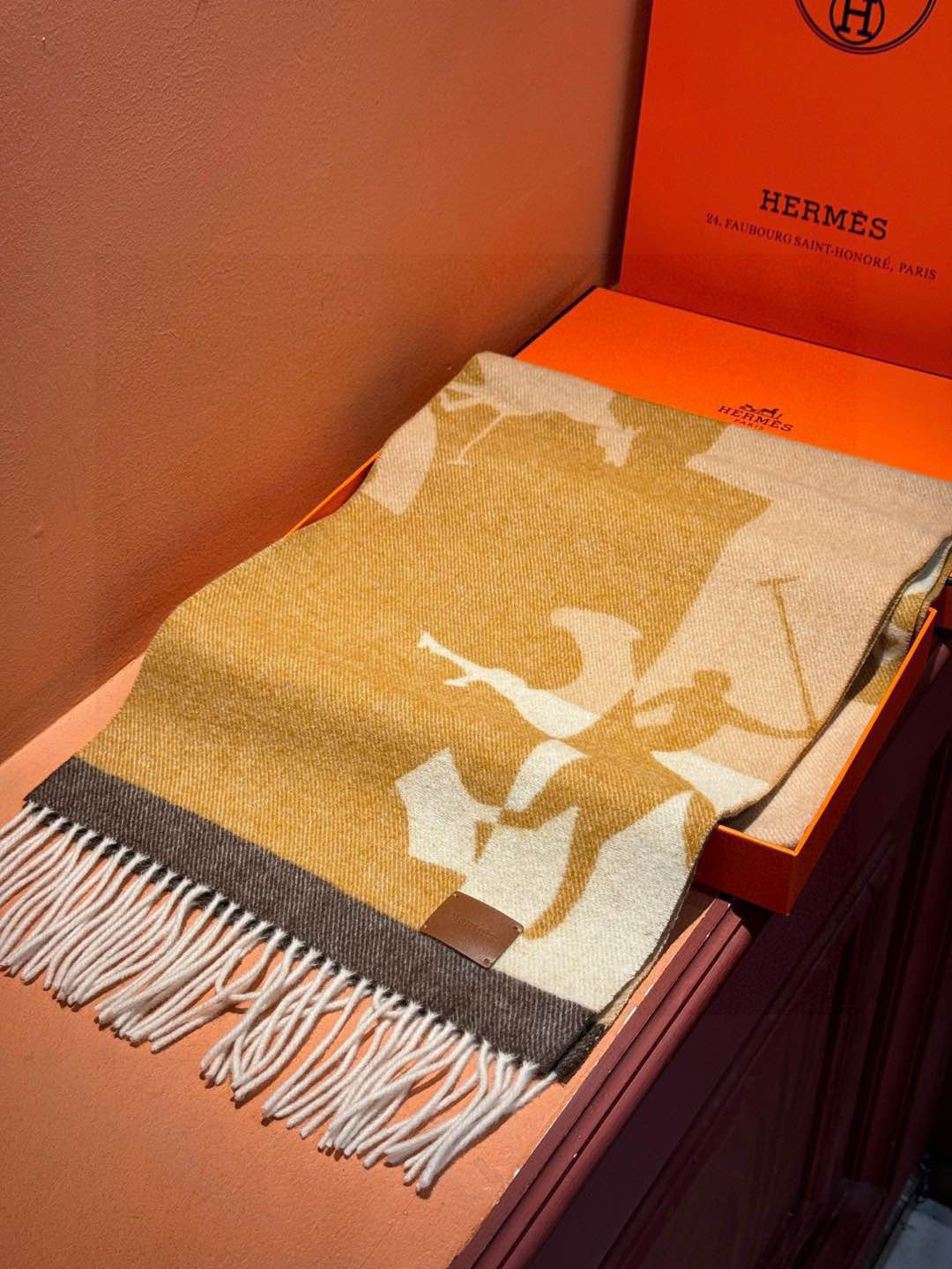 P155 爱马仕👍巴黎时装展商务男士女士羊绒围巾🔥代工厂臻选上乘的超细羊绒纤维 进行纯手工精梳处理 耗时耗力 再以清泉水浸泡涤荡 使羊绒纤维呈现出独特的蓬松质感 手感才如此细腻 最后以考究压印与熨烫工艺 才有奢华柔和的表面光泽 工艺特别复杂哦采用蒙古高原细羊绒!!手感满满地都是细腻的绒毛!这个价格绝对百分之百的实惠!精湛绝伦的绣字工艺!送礼自留都不错!绝对好货!尺寸:30*164+8*2