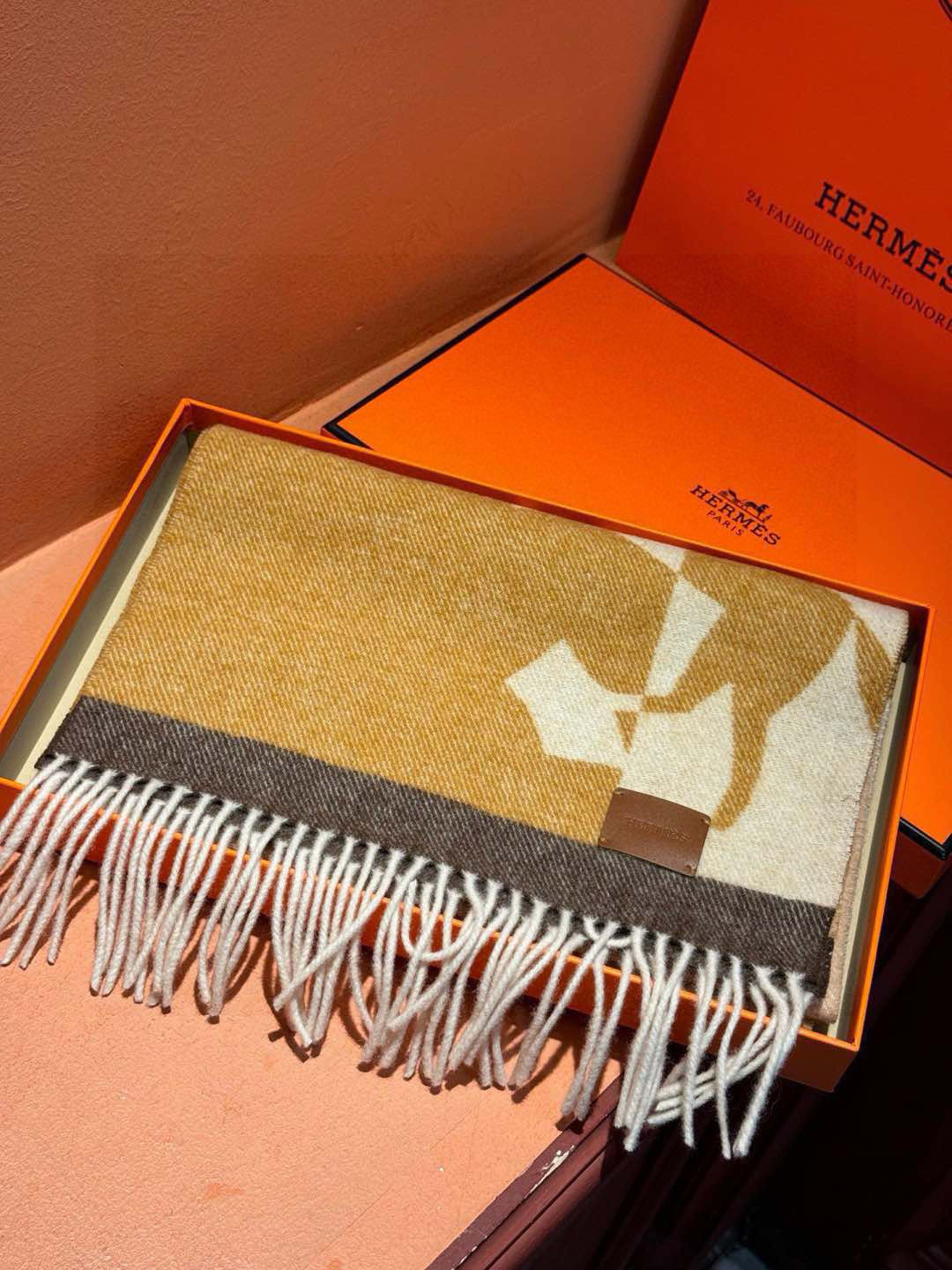 P155 爱马仕👍巴黎时装展商务男士女士羊绒围巾🔥代工厂臻选上乘的超细羊绒纤维 进行纯手工精梳处理 耗时耗力 再以清泉水浸泡涤荡 使羊绒纤维呈现出独特的蓬松质感 手感才如此细腻 最后以考究压印与熨烫工艺 才有奢华柔和的表面光泽 工艺特别复杂哦采用蒙古高原细羊绒!!手感满满地都是细腻的绒毛!这个价格绝对百分之百的实惠!精湛绝伦的绣字工艺!送礼自留都不错!绝对好货!尺寸:30*164+8*2