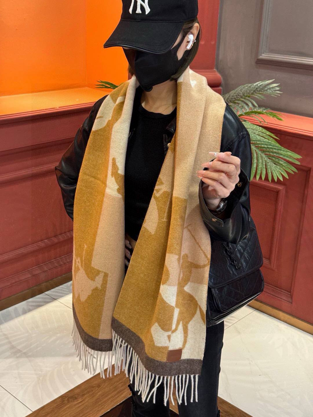 P155 爱马仕👍巴黎时装展商务男士女士羊绒围巾🔥代工厂臻选上乘的超细羊绒纤维 进行纯手工精梳处理 耗时耗力 再以清泉水浸泡涤荡 使羊绒纤维呈现出独特的蓬松质感 手感才如此细腻 最后以考究压印与熨烫工艺 才有奢华柔和的表面光泽 工艺特别复杂哦采用蒙古高原细羊绒!!手感满满地都是细腻的绒毛!这个价格绝对百分之百的实惠!精湛绝伦的绣字工艺!送礼自留都不错!绝对好货!尺寸:30*164+8*2