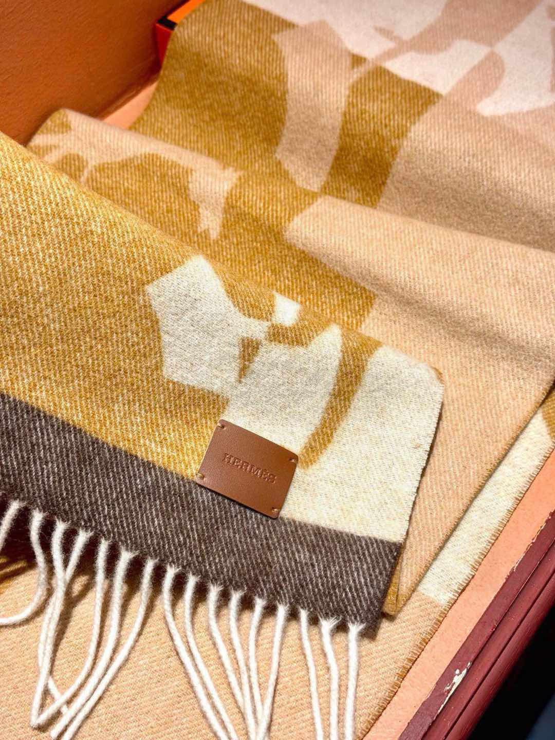 P155 爱马仕👍巴黎时装展商务男士女士羊绒围巾🔥代工厂臻选上乘的超细羊绒纤维 进行纯手工精梳处理 耗时耗力 再以清泉水浸泡涤荡 使羊绒纤维呈现出独特的蓬松质感 手感才如此细腻 最后以考究压印与熨烫工艺 才有奢华柔和的表面光泽 工艺特别复杂哦采用蒙古高原细羊绒!!手感满满地都是细腻的绒毛!这个价格绝对百分之百的实惠!精湛绝伦的绣字工艺!送礼自留都不错!绝对好货!尺寸:30*164+8*2