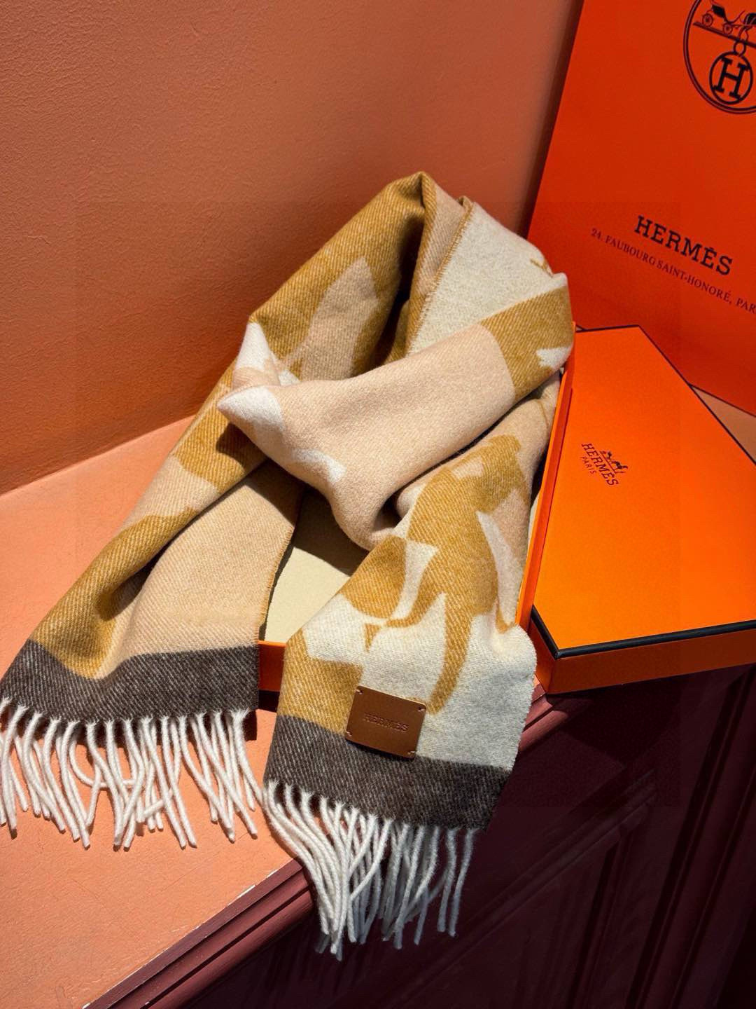 P155 爱马仕👍巴黎时装展商务男士女士羊绒围巾🔥代工厂臻选上乘的超细羊绒纤维 进行纯手工精梳处理 耗时耗力 再以清泉水浸泡涤荡 使羊绒纤维呈现出独特的蓬松质感 手感才如此细腻 最后以考究压印与熨烫工艺 才有奢华柔和的表面光泽 工艺特别复杂哦采用蒙古高原细羊绒!!手感满满地都是细腻的绒毛!这个价格绝对百分之百的实惠!精湛绝伦的绣字工艺!送礼自留都不错!绝对好货!尺寸:30*164+8*2
