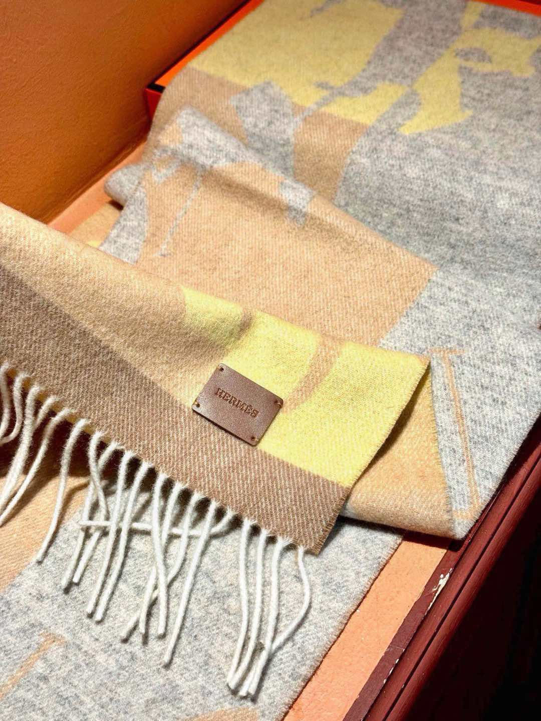 P155 爱马仕👍巴黎时装展商务男士女士羊绒围巾🔥代工厂臻选上乘的超细羊绒纤维 进行纯手工精梳处理 耗时耗力 再以清泉水浸泡涤荡 使羊绒纤维呈现出独特的蓬松质感 手感才如此细腻 最后以考究压印与熨烫工艺 才有奢华柔和的表面光泽 工艺特别复杂哦采用蒙古高原细羊绒!!手感满满地都是细腻的绒毛!这个价格绝对百分之百的实惠!精湛绝伦的绣字工艺!送礼自留都不错!绝对好货!尺寸:30*164+8*2