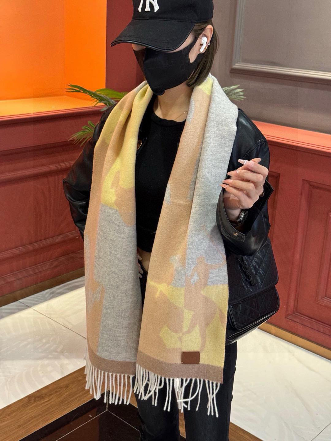 P155 爱马仕👍巴黎时装展商务男士女士羊绒围巾🔥代工厂臻选上乘的超细羊绒纤维 进行纯手工精梳处理 耗时耗力 再以清泉水浸泡涤荡 使羊绒纤维呈现出独特的蓬松质感 手感才如此细腻 最后以考究压印与熨烫工艺 才有奢华柔和的表面光泽 工艺特别复杂哦采用蒙古高原细羊绒!!手感满满地都是细腻的绒毛!这个价格绝对百分之百的实惠!精湛绝伦的绣字工艺!送礼自留都不错!绝对好货!尺寸:30*164+8*2