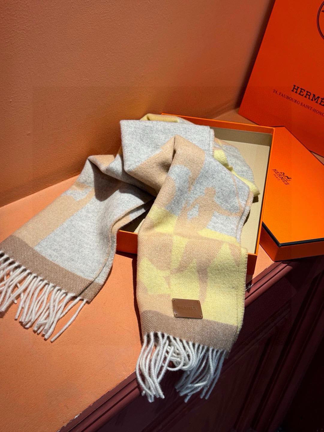 P155 爱马仕👍巴黎时装展商务男士女士羊绒围巾🔥代工厂臻选上乘的超细羊绒纤维 进行纯手工精梳处理 耗时耗力 再以清泉水浸泡涤荡 使羊绒纤维呈现出独特的蓬松质感 手感才如此细腻 最后以考究压印与熨烫工艺 才有奢华柔和的表面光泽 工艺特别复杂哦采用蒙古高原细羊绒!!手感满满地都是细腻的绒毛!这个价格绝对百分之百的实惠!精湛绝伦的绣字工艺!送礼自留都不错!绝对好货!尺寸:30*164+8*2