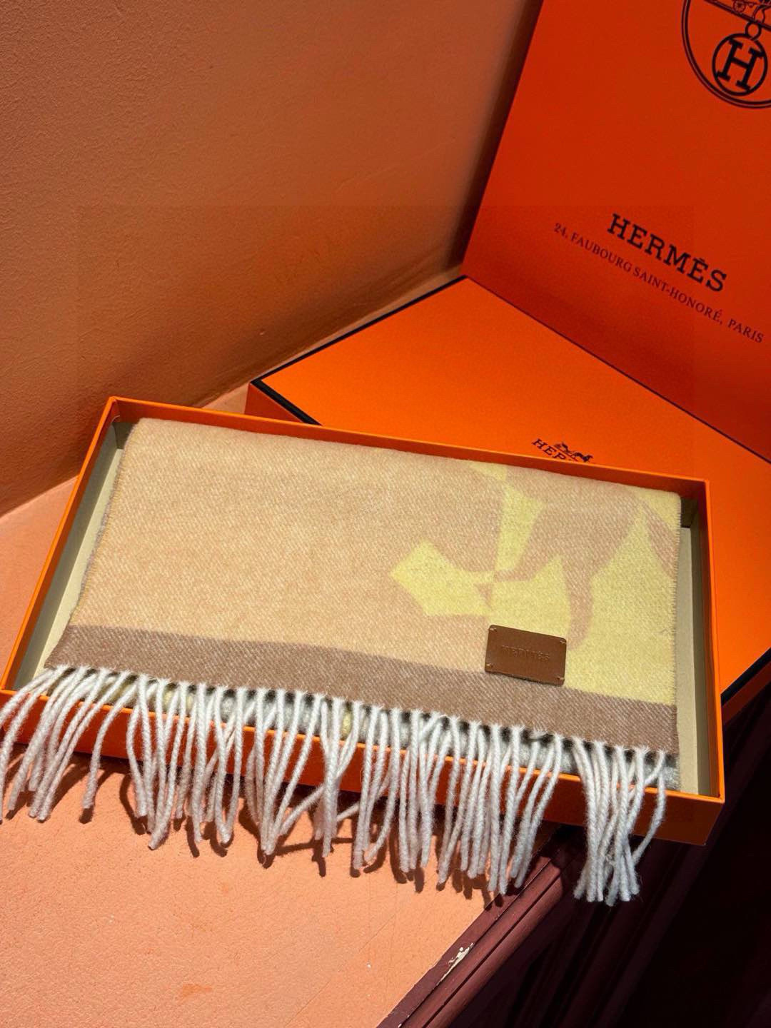 P155 爱马仕👍巴黎时装展商务男士女士羊绒围巾🔥代工厂臻选上乘的超细羊绒纤维 进行纯手工精梳处理 耗时耗力 再以清泉水浸泡涤荡 使羊绒纤维呈现出独特的蓬松质感 手感才如此细腻 最后以考究压印与熨烫工艺 才有奢华柔和的表面光泽 工艺特别复杂哦采用蒙古高原细羊绒!!手感满满地都是细腻的绒毛!这个价格绝对百分之百的实惠!精湛绝伦的绣字工艺!送礼自留都不错!绝对好货!尺寸:30*164+8*2