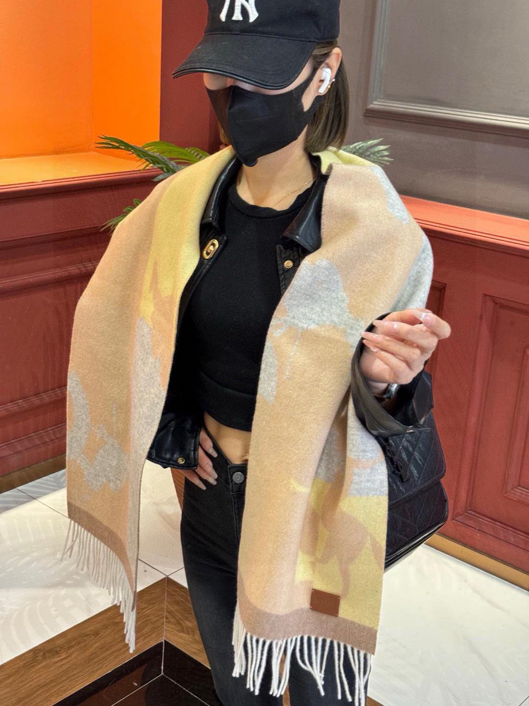 P155  爱马仕👍巴黎时装展商务男士女士羊绒围巾🔥代工厂臻选上乘的超细羊绒纤维 进行纯手工精梳处理 耗时耗力 再以清泉水浸泡涤荡 使羊绒纤维呈现出独特的蓬松质感 手感才如此细腻 最后以考究压印与熨烫工艺 才有奢华柔和的表面光泽 工艺特别复杂哦采用蒙古高原细羊绒！！手感满满地都是细腻的绒毛！这个价格绝对百分之百的实惠！精湛绝伦的绣字工艺！送礼自留都不错！绝对好货！尺寸：30*164+8*2