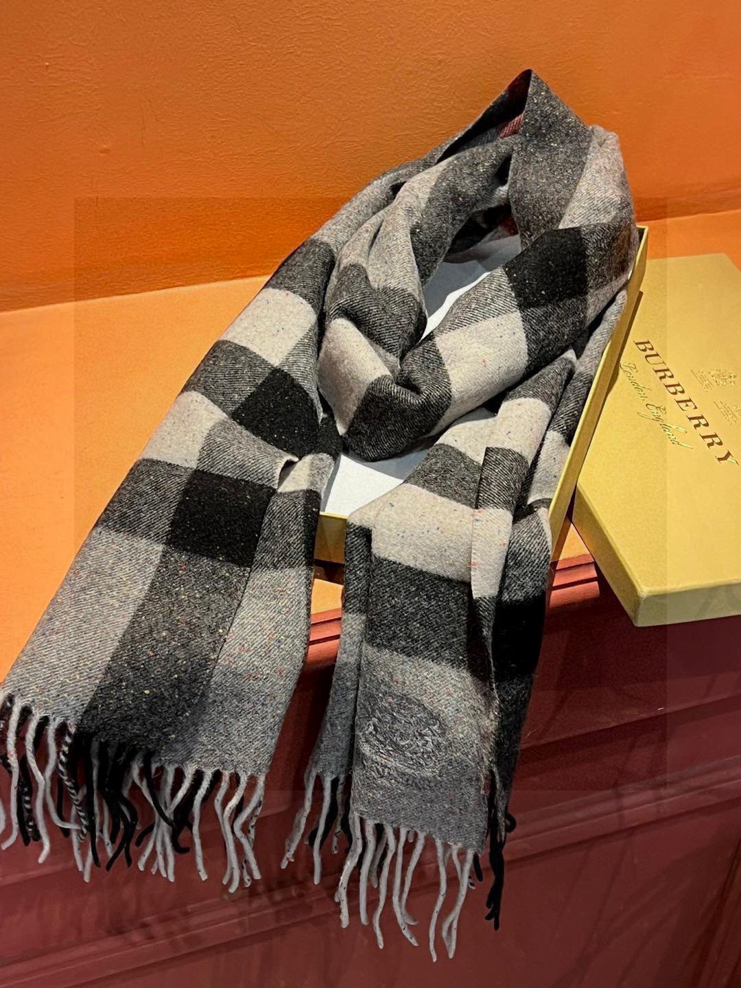 P155 🆕👏👏 👯..太美了😍美到⚠️要尖叫😱巴宝莉专柜款采用粗纺纱线水溶工艺,纺纱时候直接把七色彩点纺进水溶纱,统一织造,织造完成之后入水脱掉水溶纱线,由于围巾织造密度大,水溶纱线入水消失之后,彩点就留在了围巾上面❤️欧美范儿💏又是一款即时尚又实用的长围巾,男女通用🎆颜色搭配很协调,羊绒😍手感柔软好到爆🙀带起来时尚暖和💅大气有范儿,格子控们,不要错过哦😜,尺寸36*220,亲们速度开抢🎉🎉